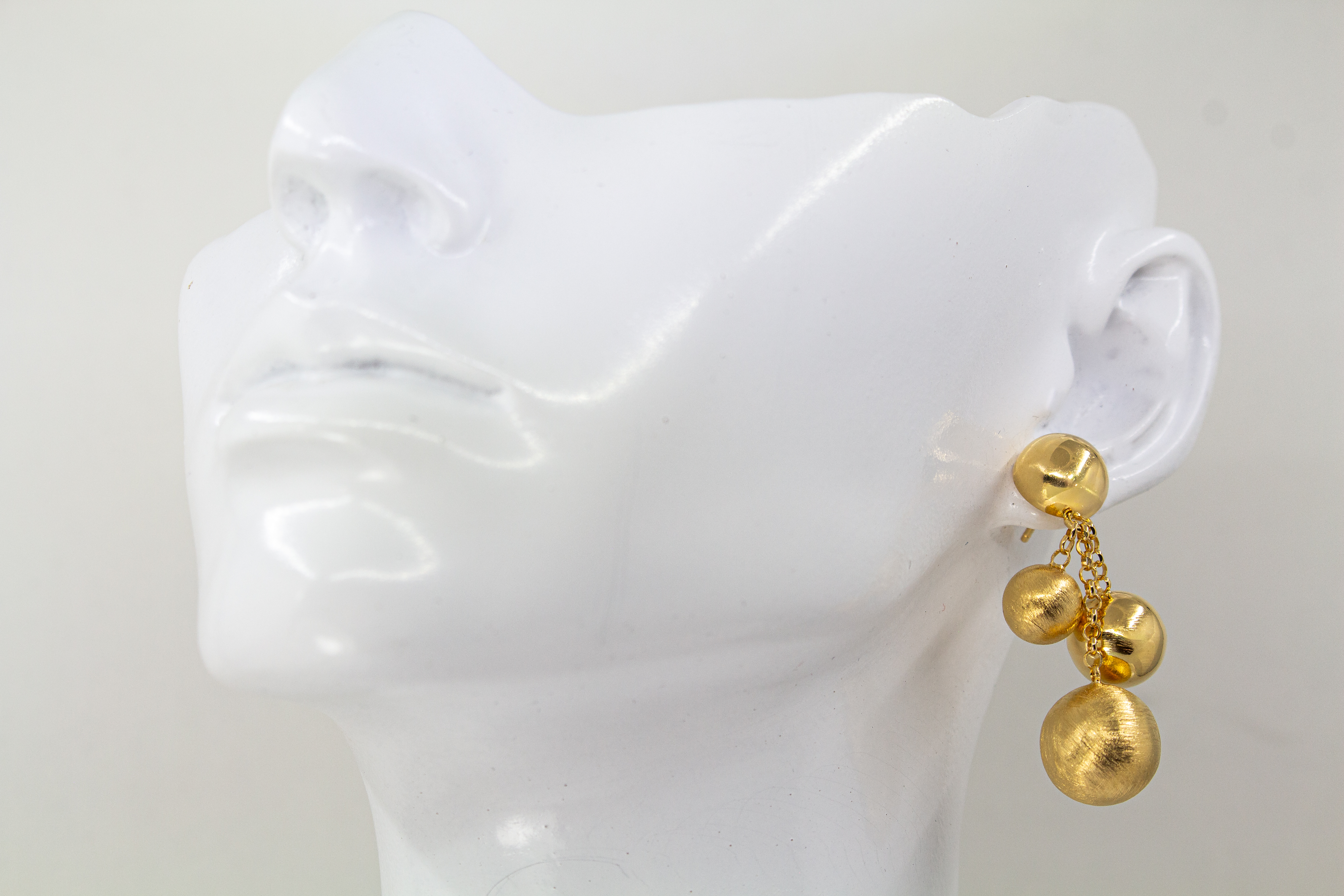 Elegante Ohrstecker der Eclisse-Kollektion von Diva Gioielli aus vergoldetem 925 Silber mit mehreren mattierten und glänzenden Goldkugeln an feinen Ketten