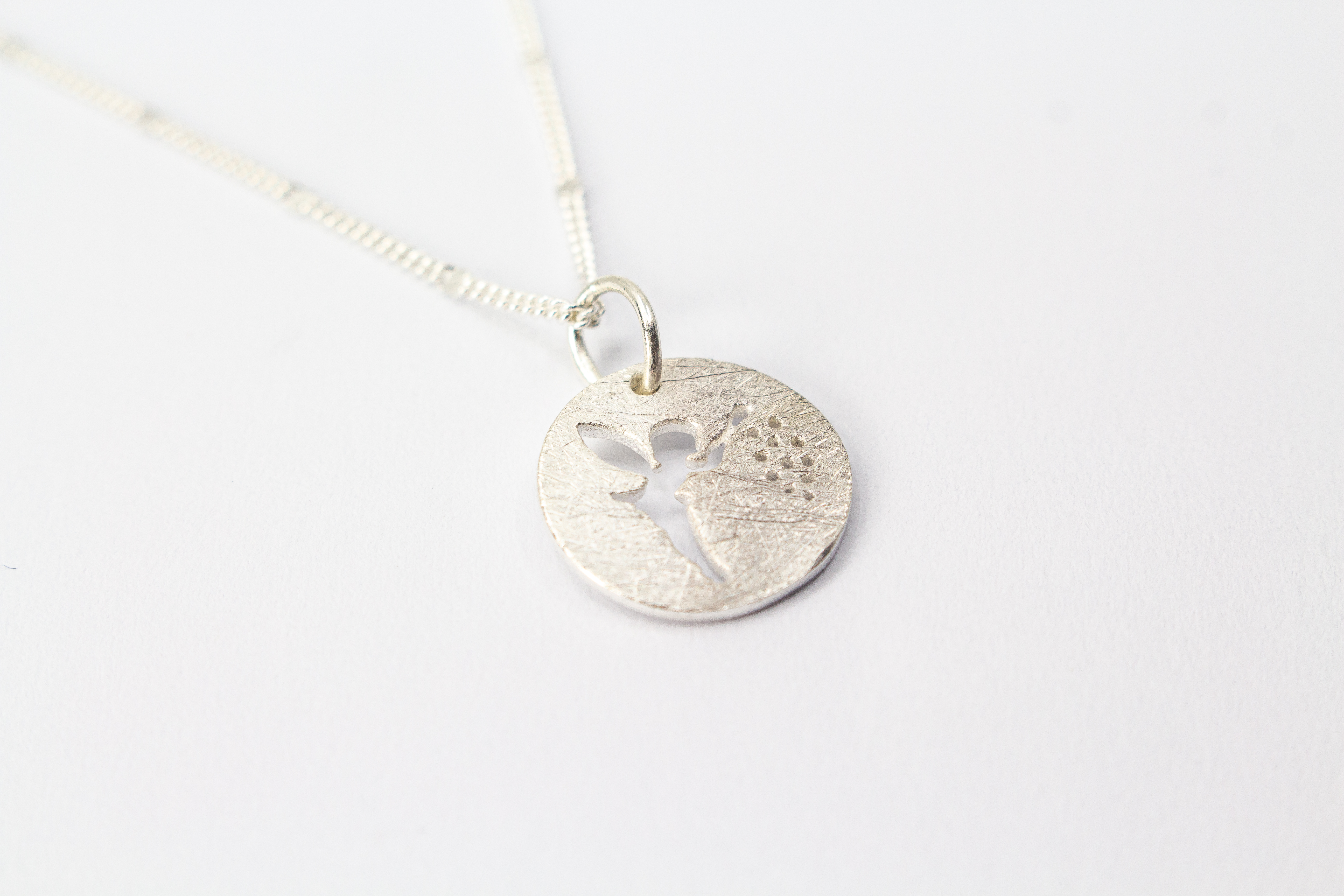 Zarte Halskette aus 925er Sterlingsilber mit rundem Anhänger, Fee und Pusteblume-Motiv, handgefertigt von Goldschmiede Regina Kraus.