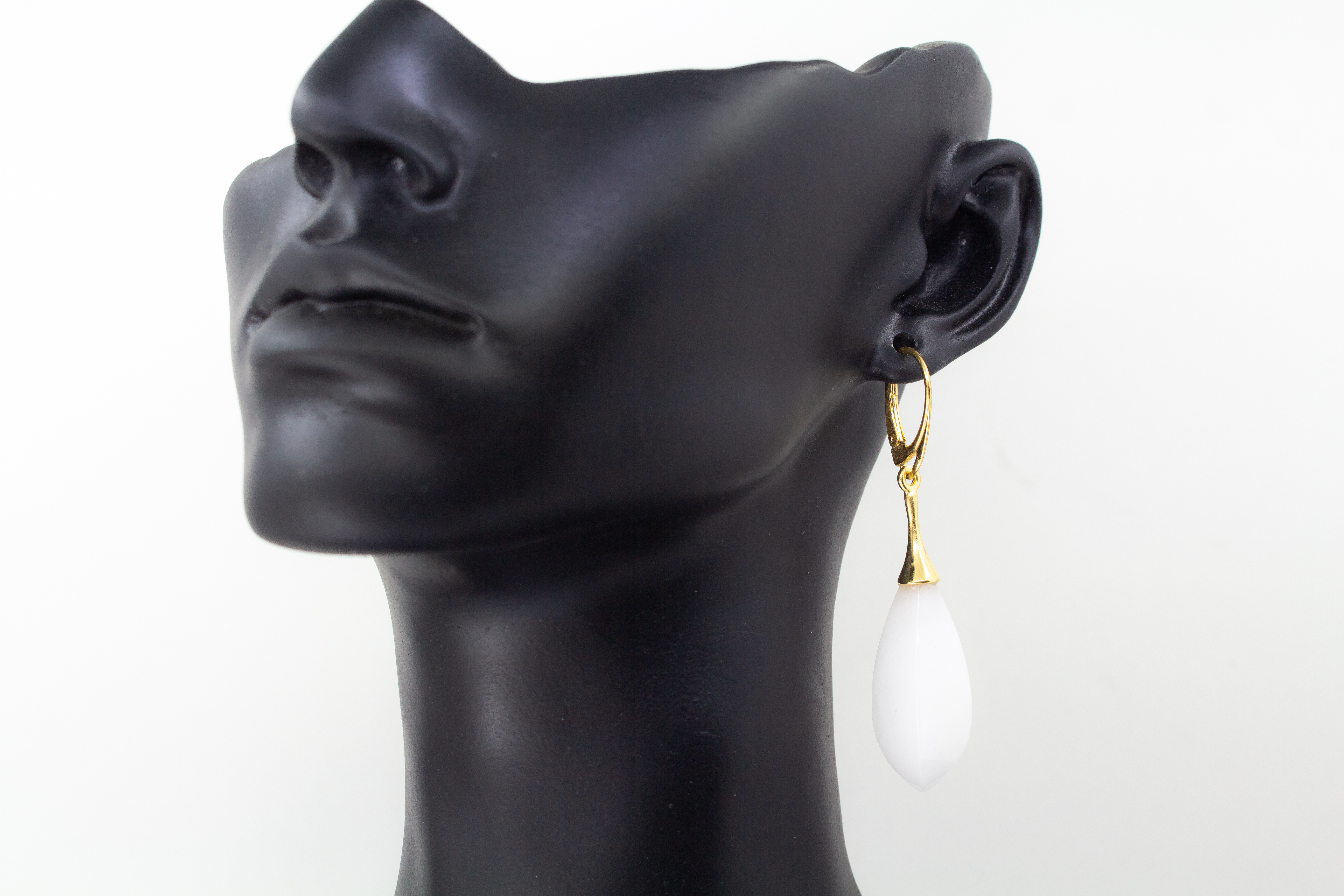 Elegante Tropfen-Ohrhänger mit weißem, porzellanartigen Kascholong-Edelstein und einer vergoldeten Brisur aus 925er Sterlingsilber von der Goldschmiede Regina Kraus.