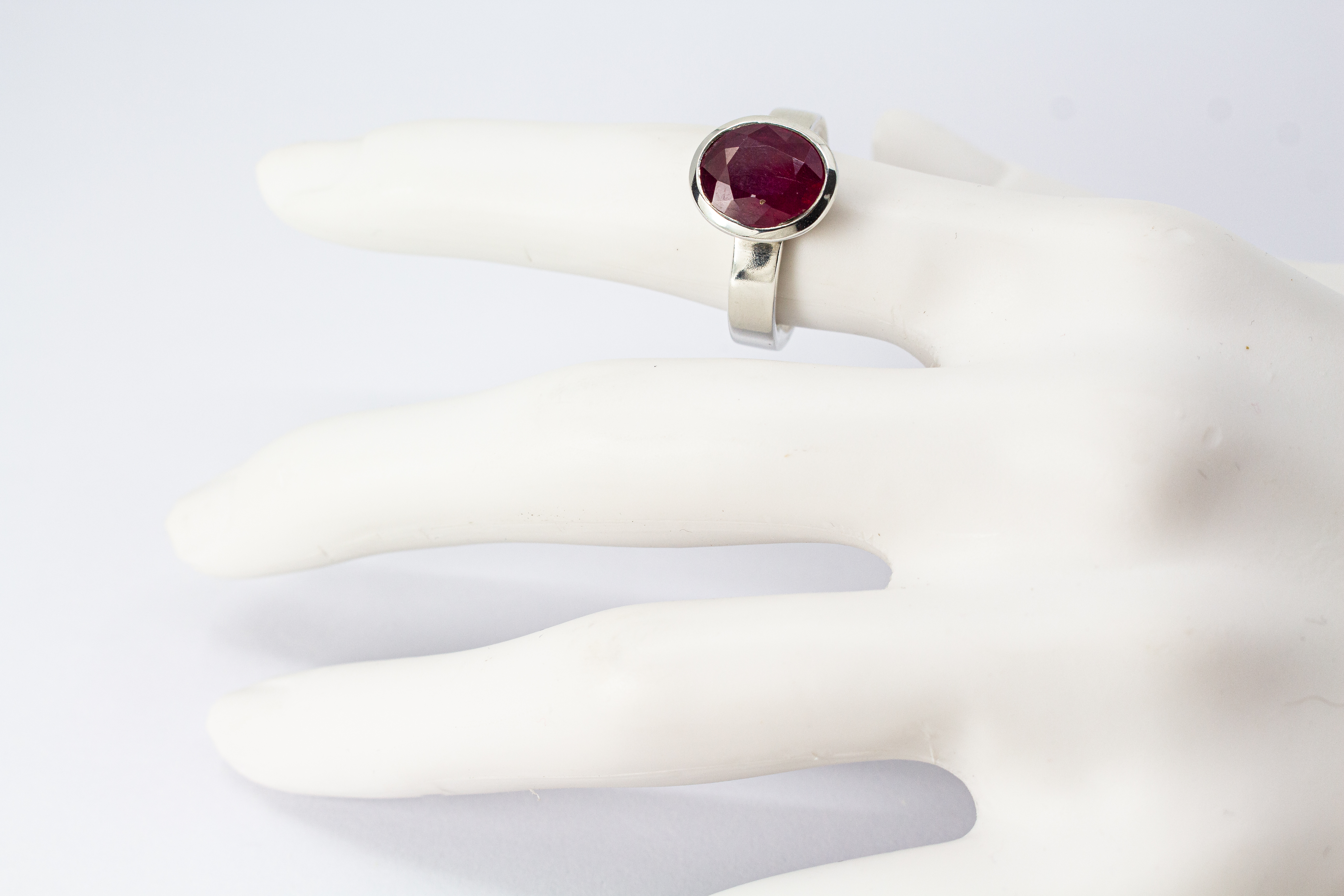 925er Sterlingsilber Ring „Rubinzauber“ mit großem oval facettiertem Rubin in eleganter Silberfassung.