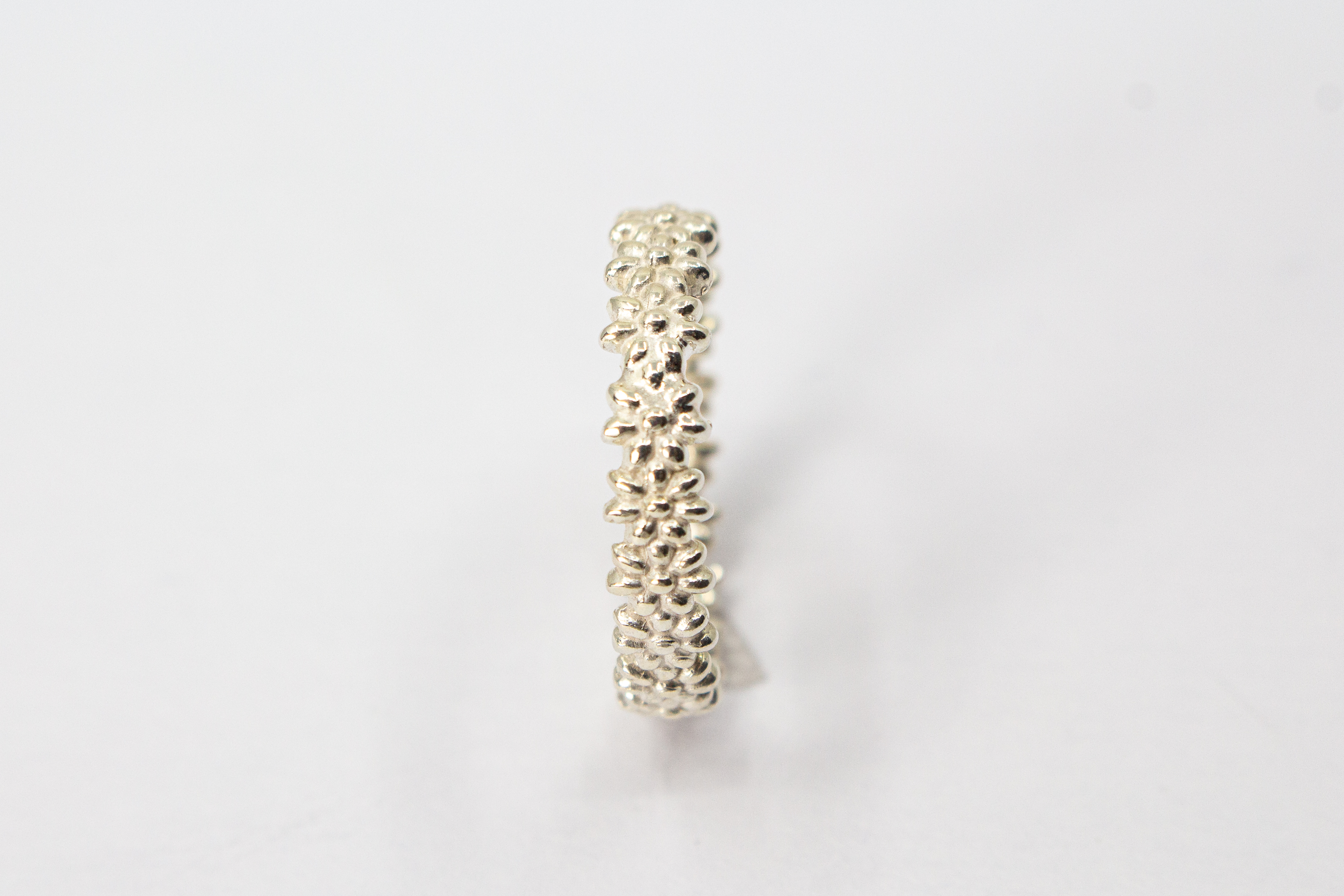 Schmaler, filigraner Ring aus 925 Sterling Silber mit einem rundherum verlaufenden, detaillierten Blütenmuster von der Goldschmiede Regina Kraus