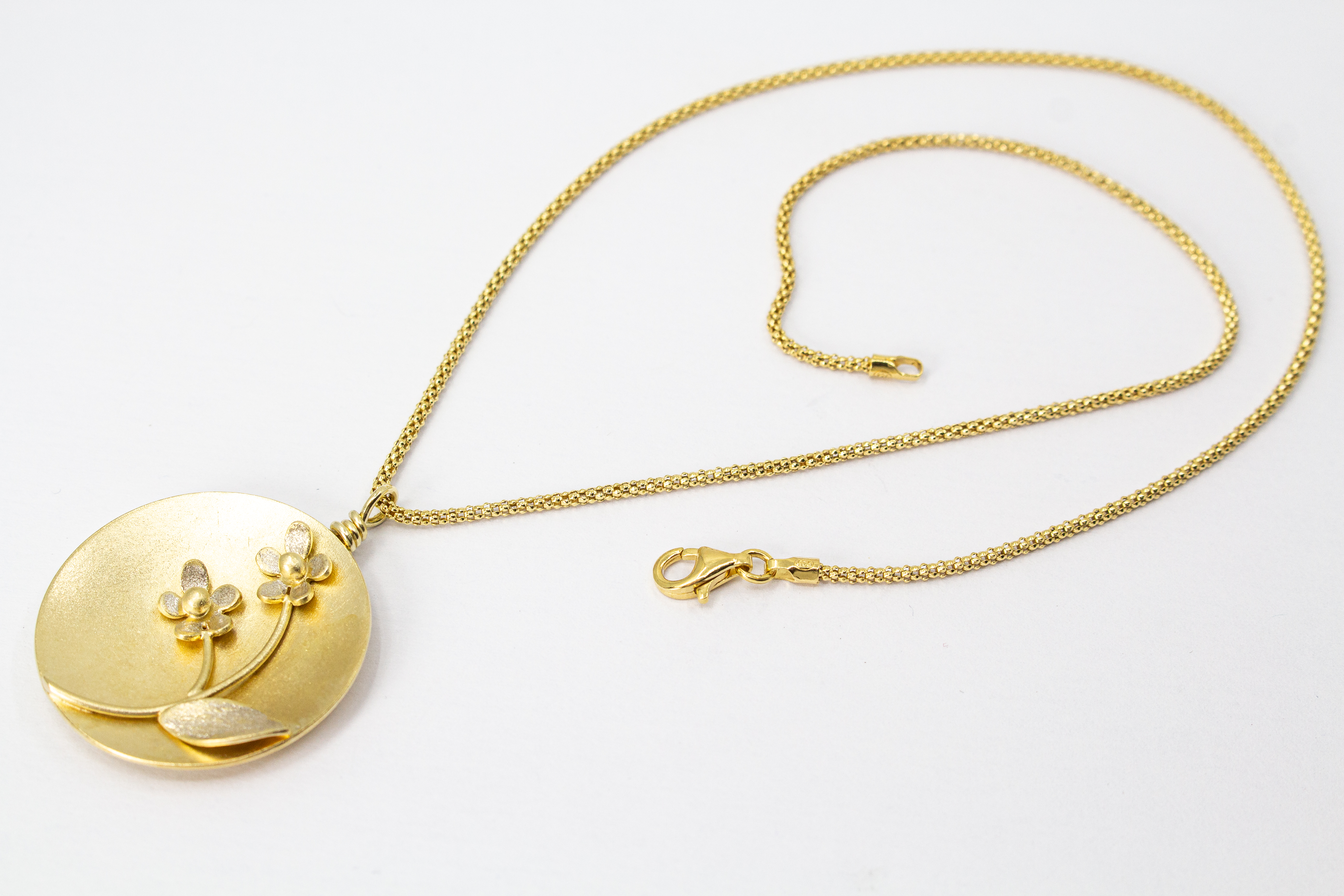 Feine Halskette mit rundem, matt vergoldetem Medaillon-Anhänger aus 20 Mikron plattiertem 925er Sterlingsilber, verziert mit einem plastischen Blumen-Motiv mit zwei Blüten und einem Blatt