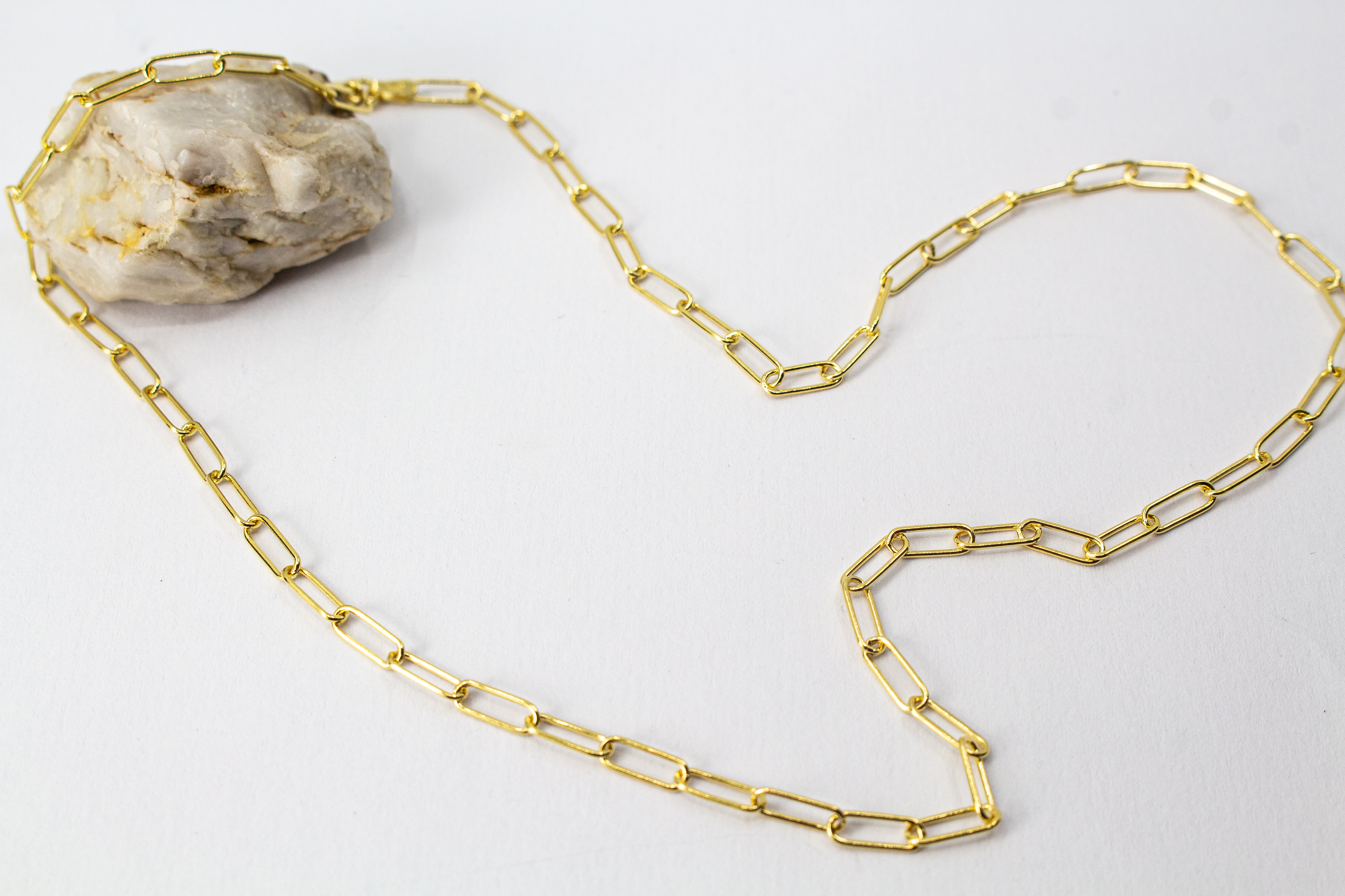 Elegante Paperclip-Halskette von der Goldschmiede Regina Kraus aus 20 Mikron vergoldetem 925er Sterlingsilber, Kategorie Ketten und Colliers.