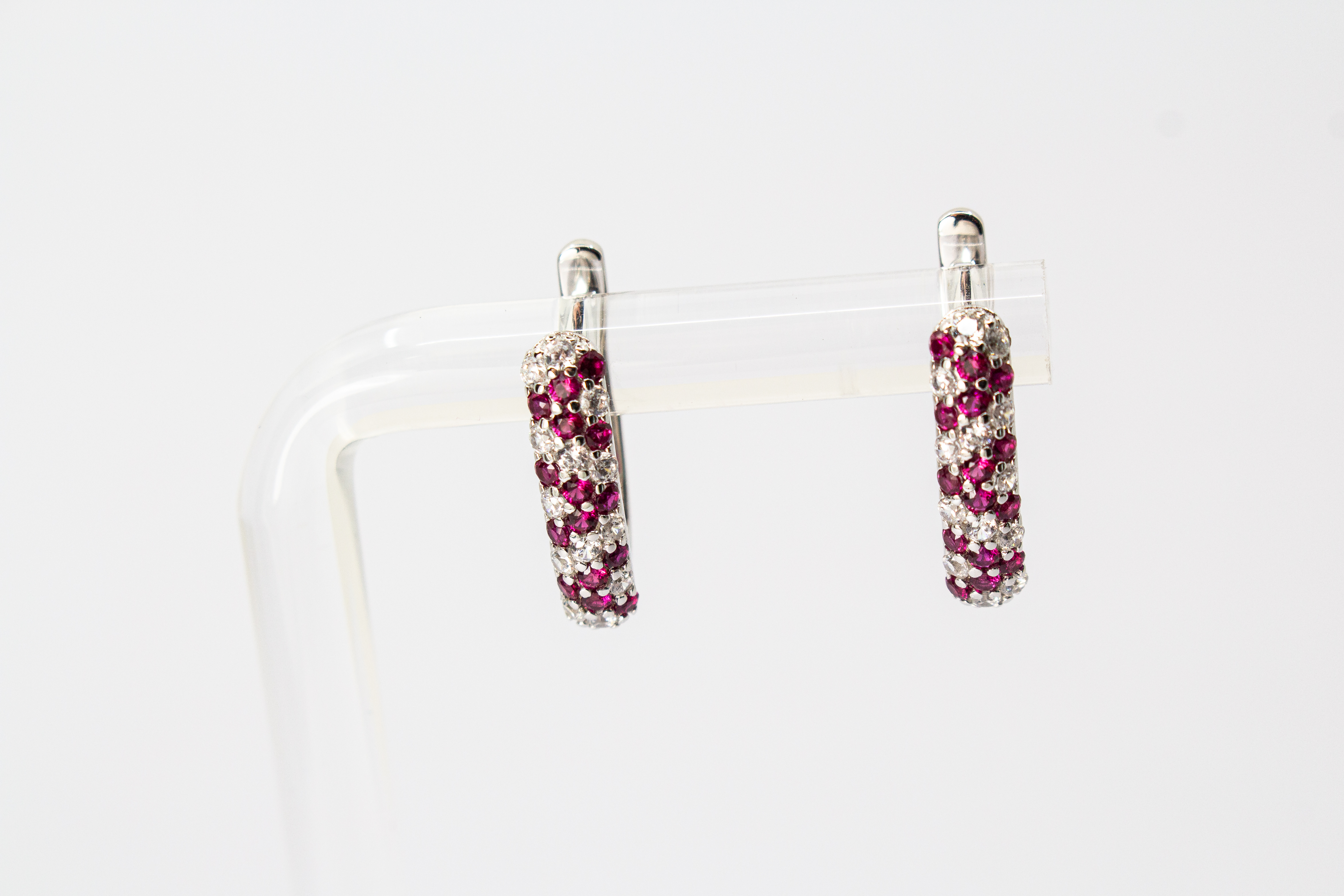 Creolen „Kirschblüte“ aus rhodiniertem 925er Sterlingsilber mit roten und weißen Zirkonia in funkelnder Pavé-Fassung.