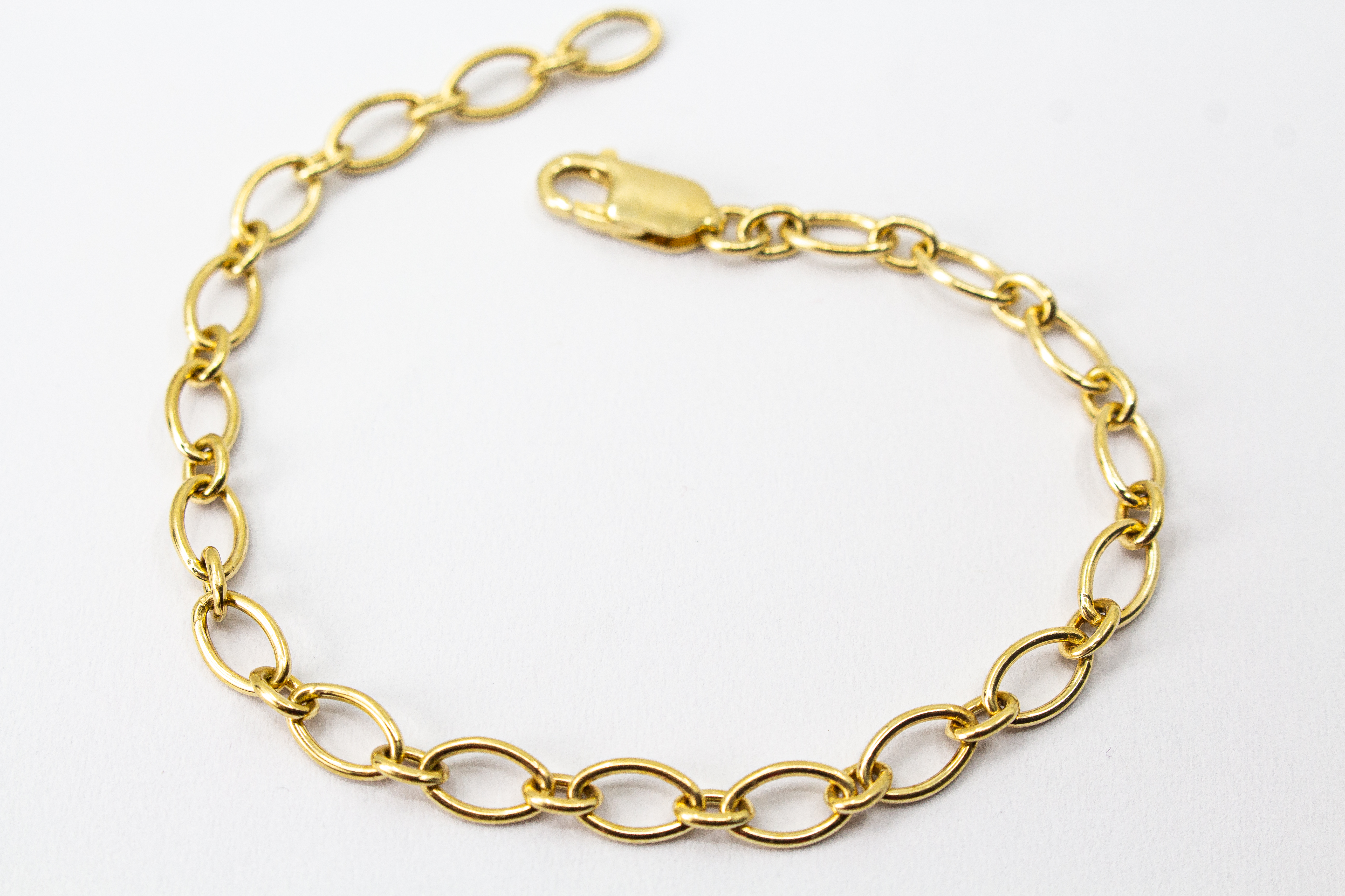Hochwertig vergoldetes Armband (20 Mikron) aus 925er Sterlingsilber mit ovalen Gliedern und Karabinerverschluss, Goldschmiede Regina Kraus.