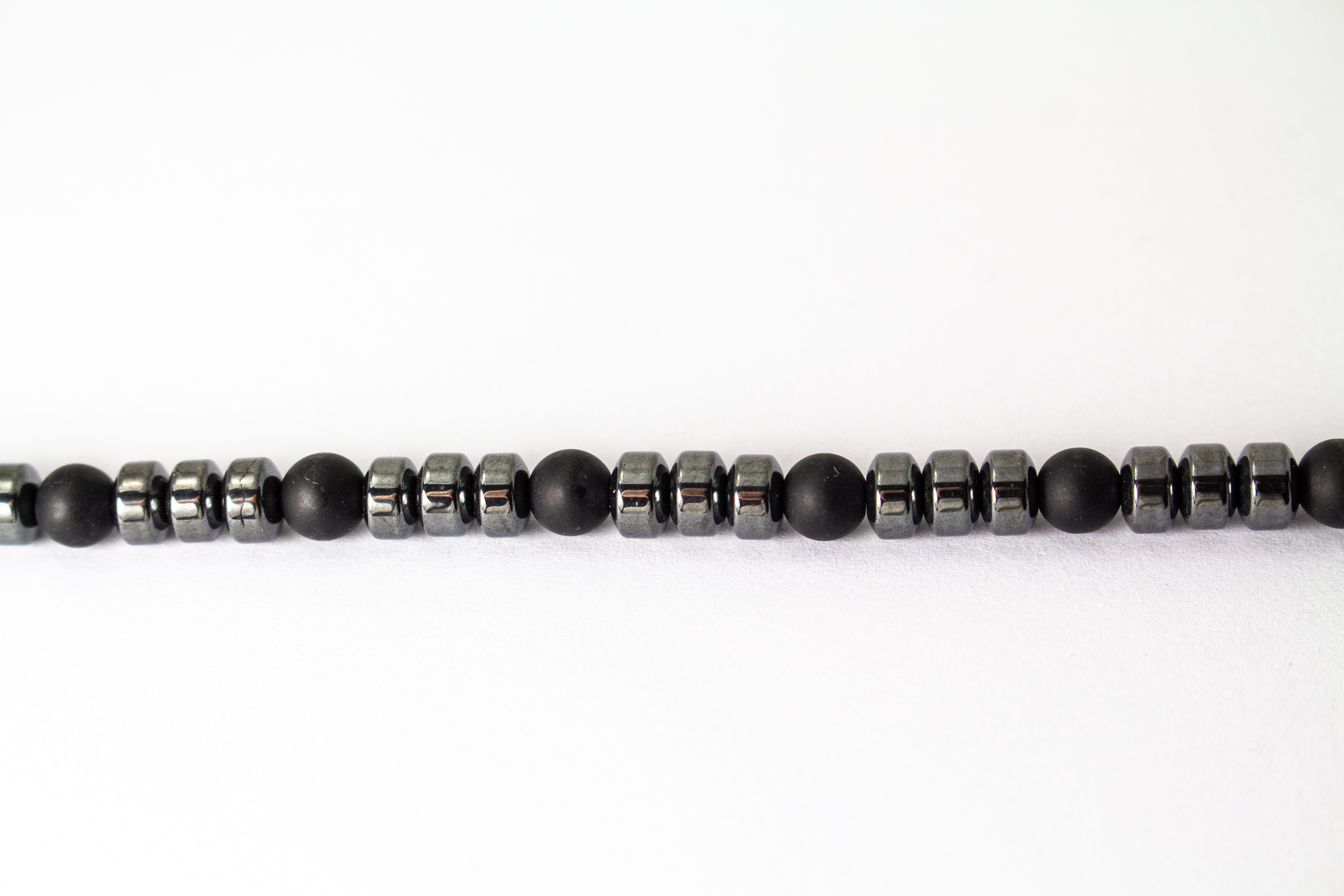 Herrenkette „Onyx Impuls“ aus mattschwarzem Onyx und Hämatit im minimalistischen maskulinen Design.