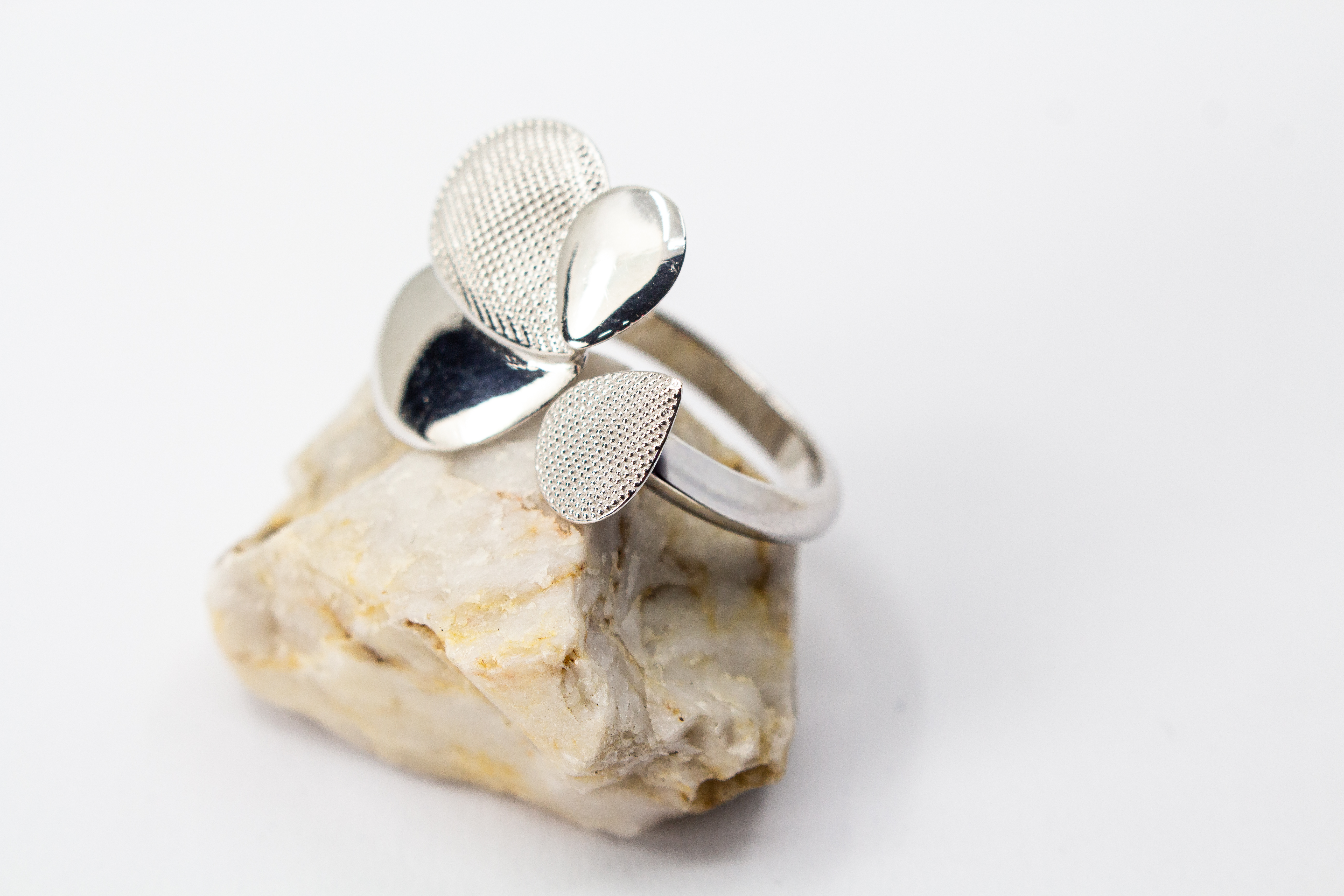 Diva Gioielli Ring Cosmic Drop aus rhodiniertem 925er Sterlingsilber, offener Design-Ring mit polierten und punktierten Elementen in Tropfenform