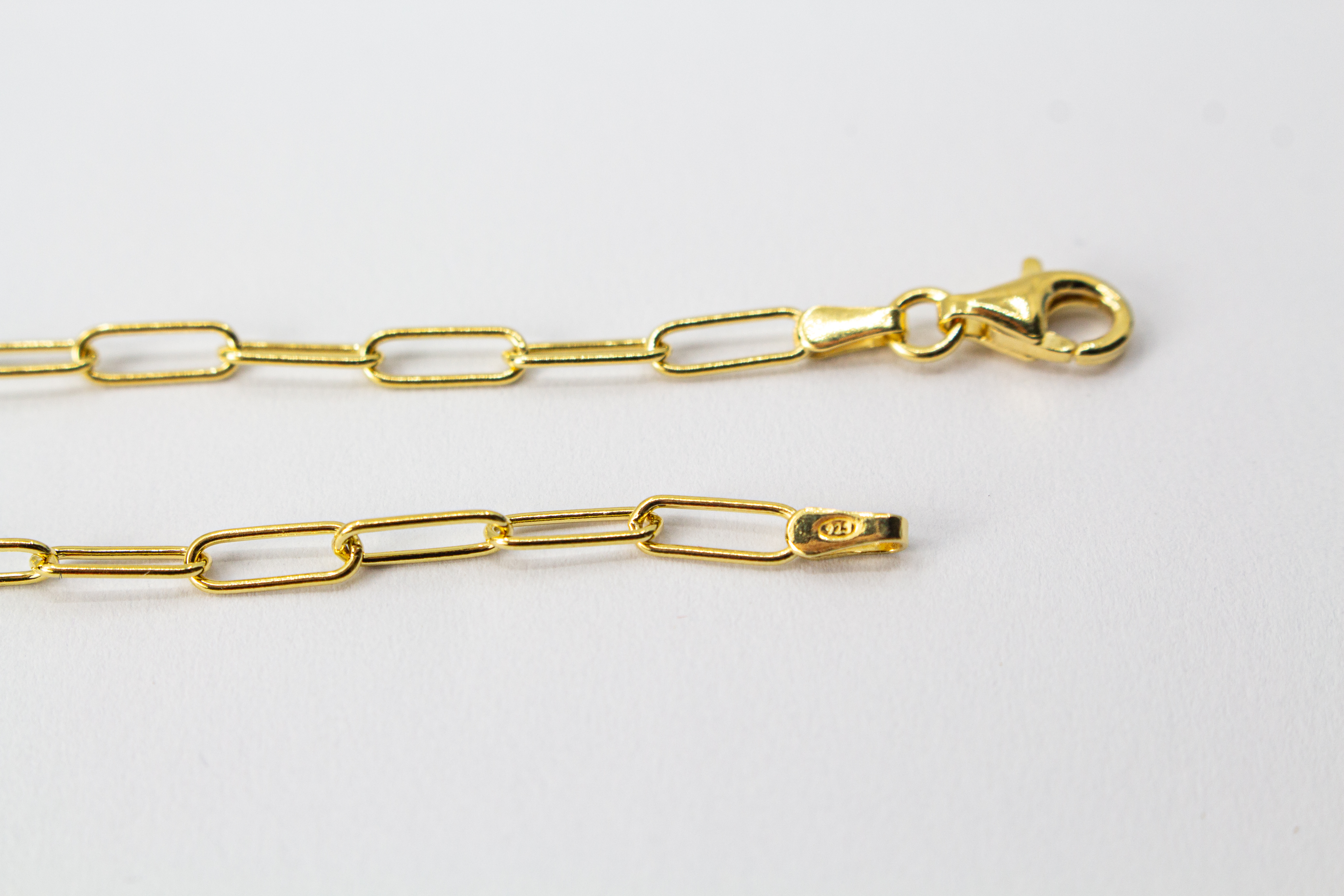 Elegante Paperclip-Halskette von der Goldschmiede Regina Kraus aus 20 Mikron vergoldetem 925er Sterlingsilber, Kategorie Ketten und Colliers.