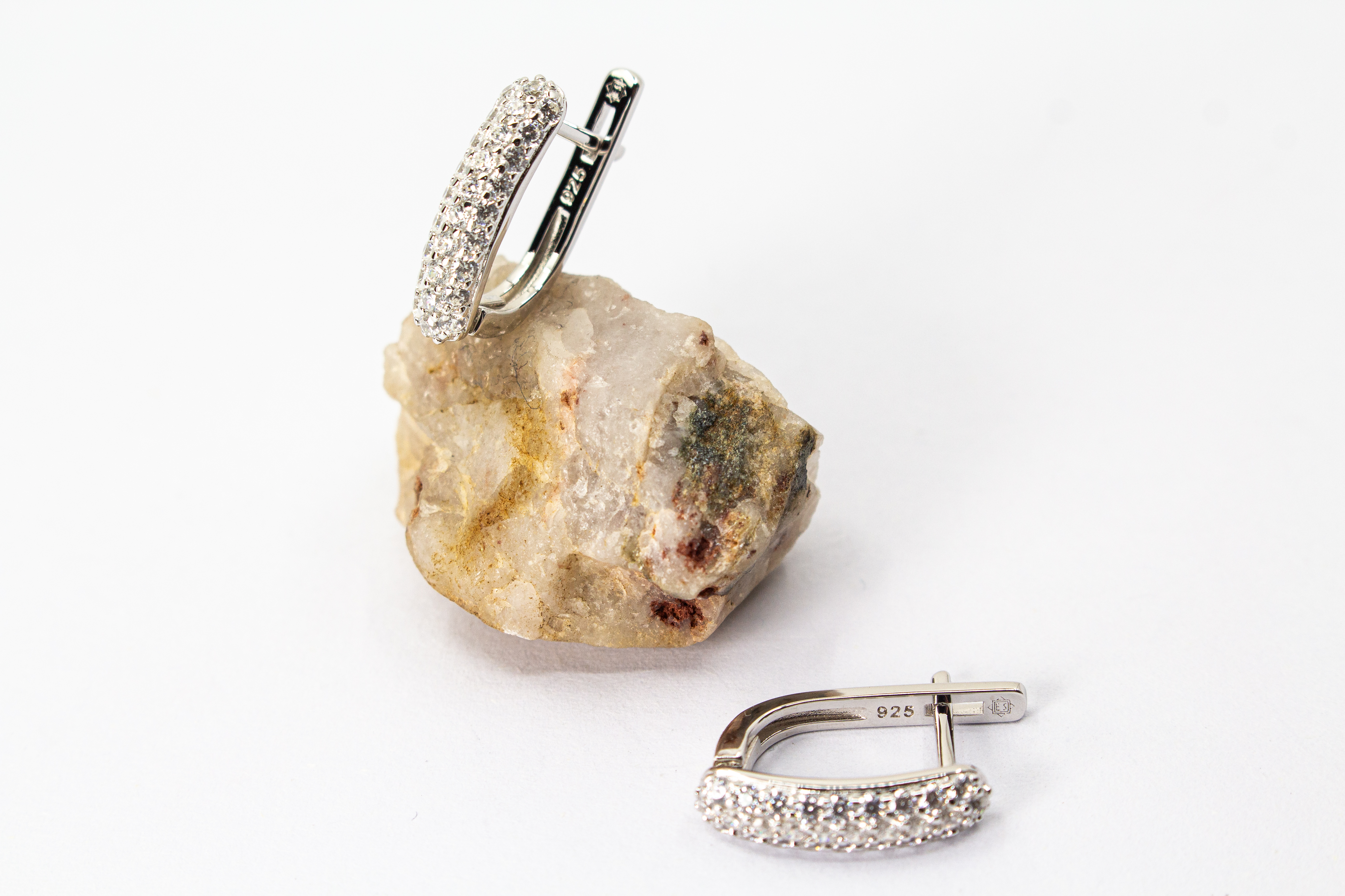 Creolen „Silberlicht“ aus rhodiniertem 925er Sterlingsilber mit funkelnden weißen Zirkonia in eleganter Pavé-Fassung.