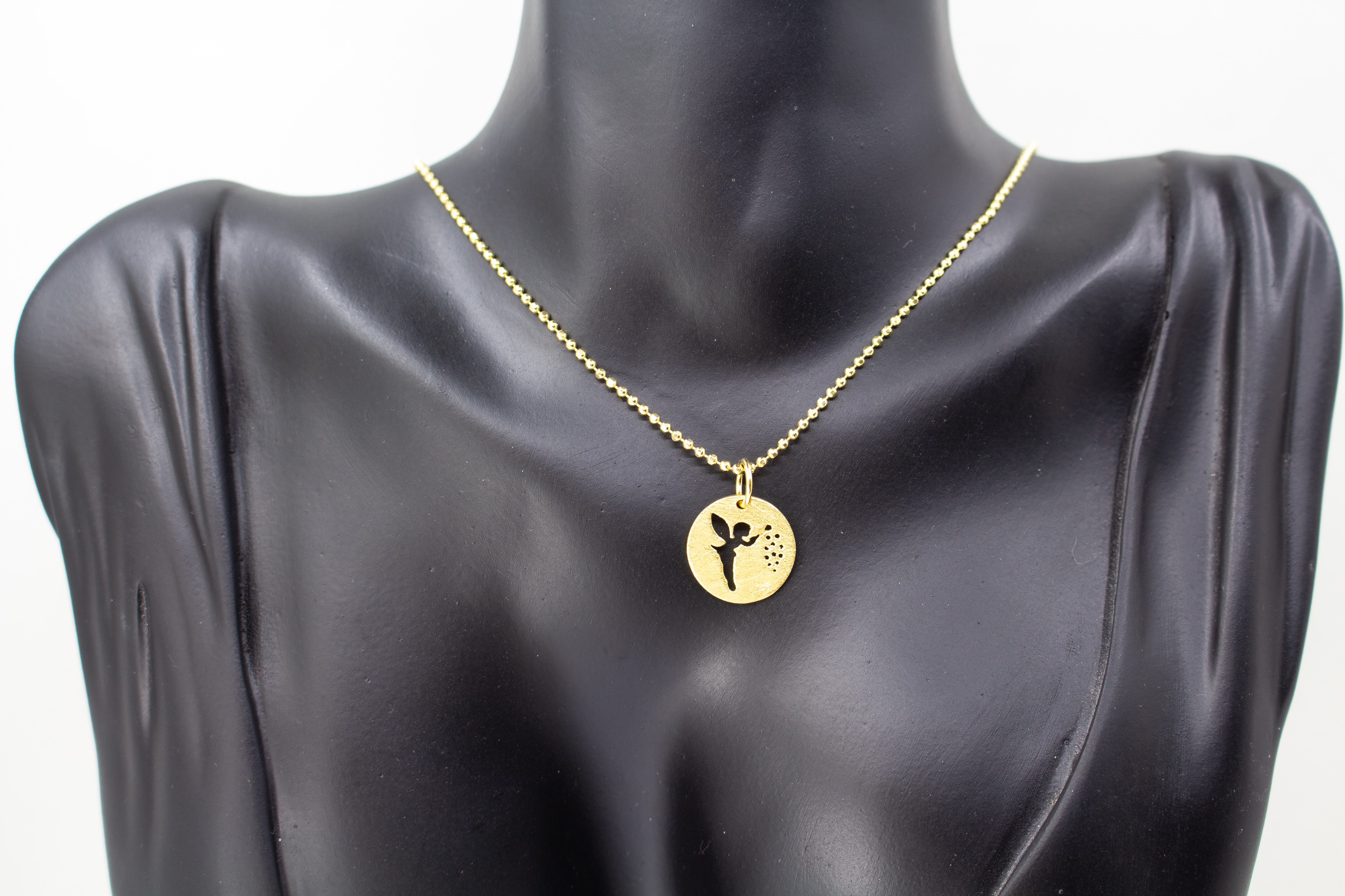Goldene Kugelkette aus 20 Mikron vergoldetem 925er Sterlingsilber mit rundem Plättchen-Anhänger „Feenstaub“, der eine ausgestanzte Fee zeigt, aus dem Onlineshop der Goldschmiede Regina Kraus.