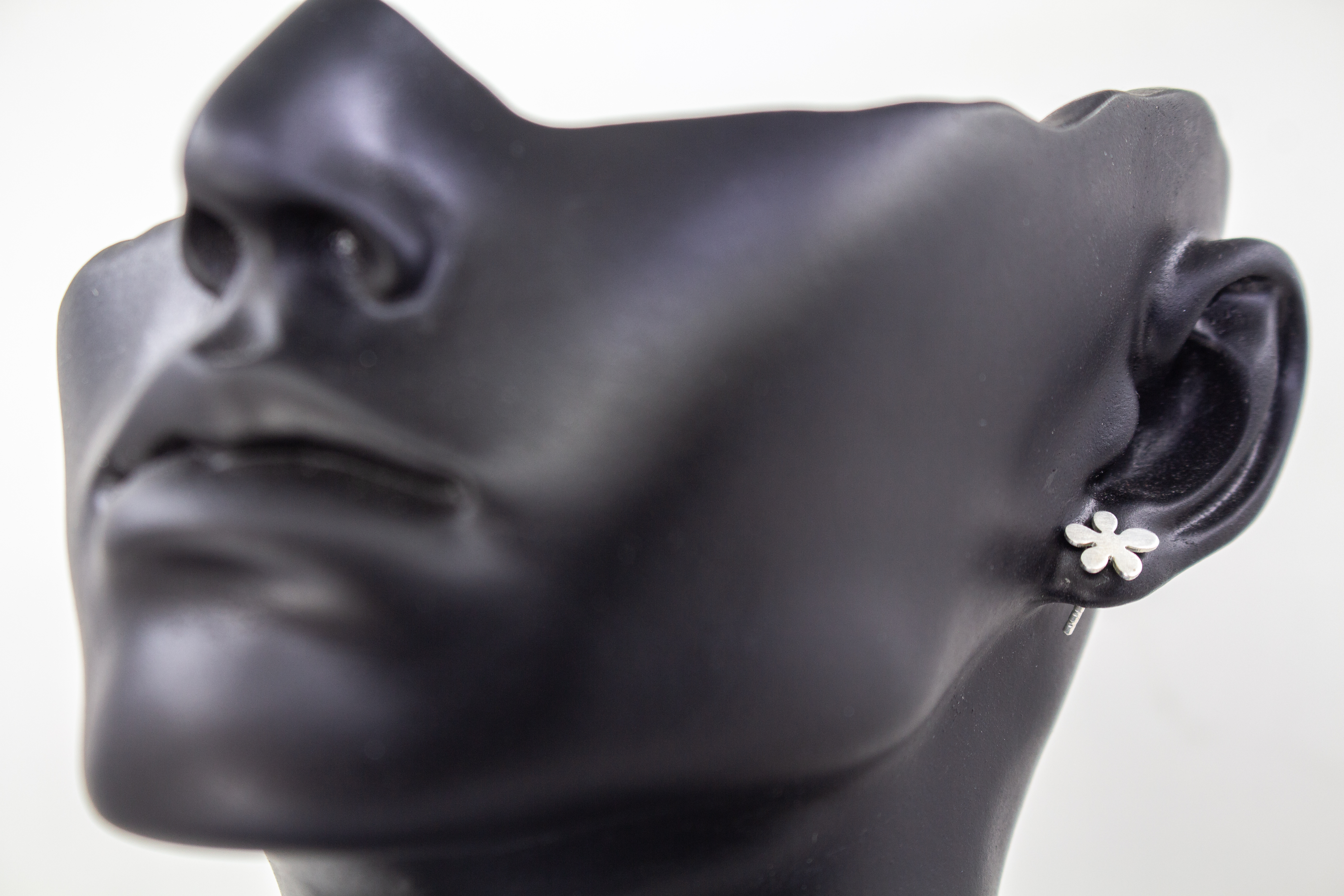 Matte Ohrstecker Catalina aus 925er Sterlingsilber von der Goldschmiede Regina Kraus in Form einer zarten Blume