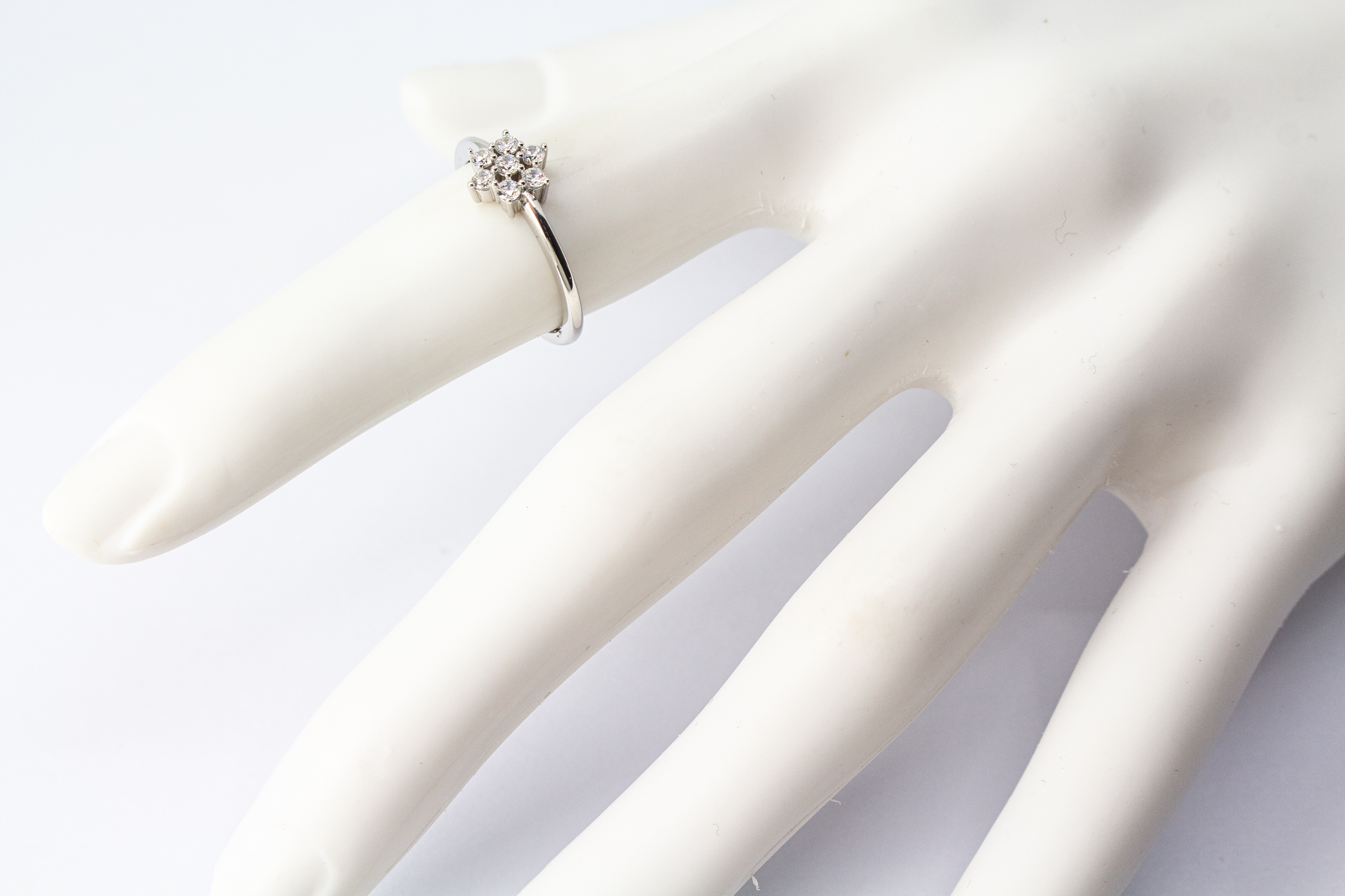 Rhodinierter 925er Sterlingsilber Ring „Schneestern“ mit funkelnden Zirkonia in sternförmiger Anordnung.