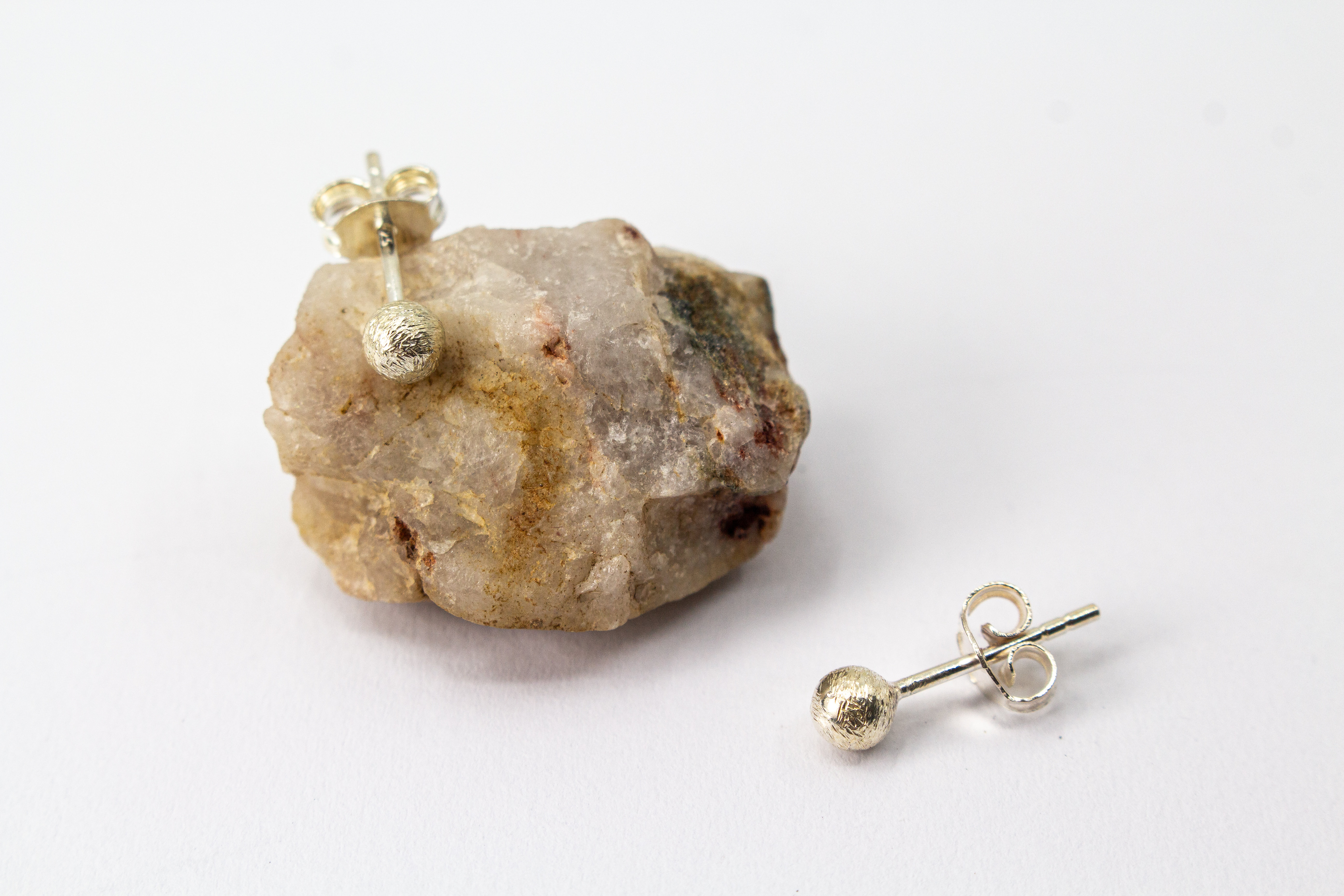 Klassische Kugel-Ohrstecker aus Silber mit mattierter, strukturierter Oberfläche im Onlineshop von Goldschmiede Regina Kraus.