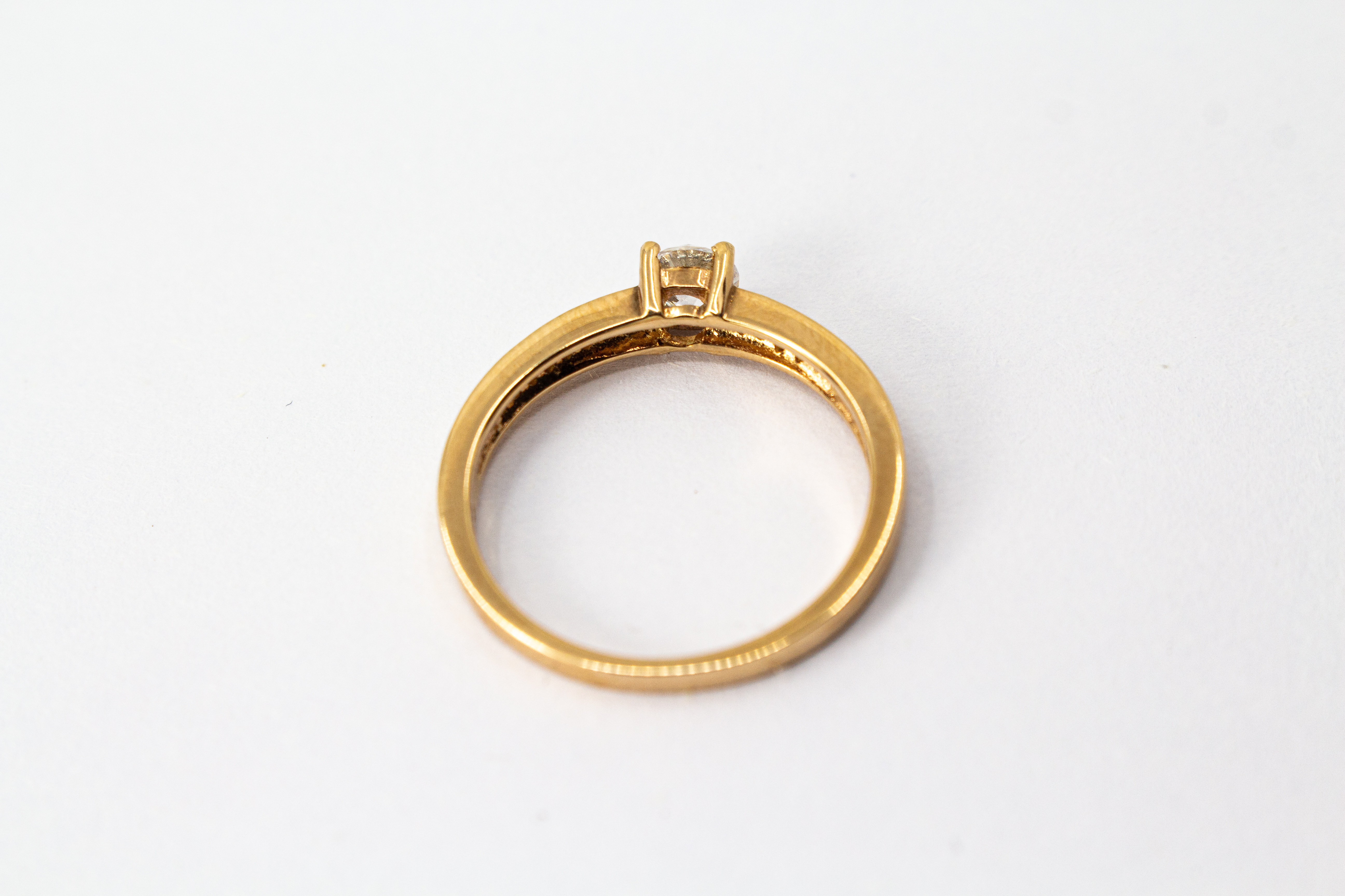 Eleganter Damenring aus rosévergoldetem 925 Sterling Silber mit einem großen, rund facettierten Zirkonia-Hauptstein in einer klassischen Vier-Krappenfassung und einer mit kleinen Zirkoniasteinen im Pavé-Stil besetzten Ringschiene aus dem Online-Shop der G