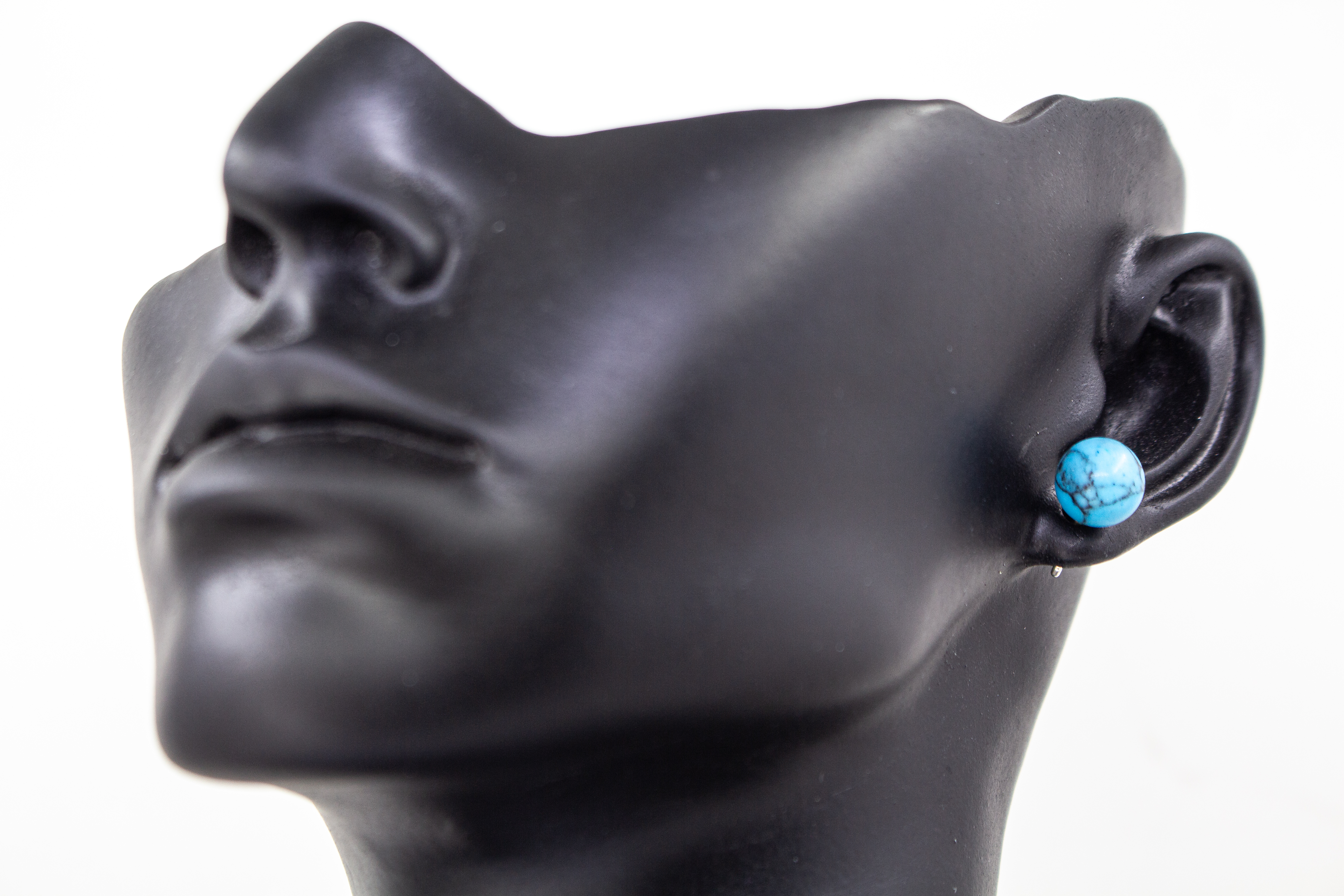 Klassische Kugelohrstecker aus leuchtend blauem Türkis-Edelstein mit charakteristischer dunkler Aderung und Stiften aus 925 Sterling Silber aus dem Online-Shop der Goldschmiede Regina Kraus.