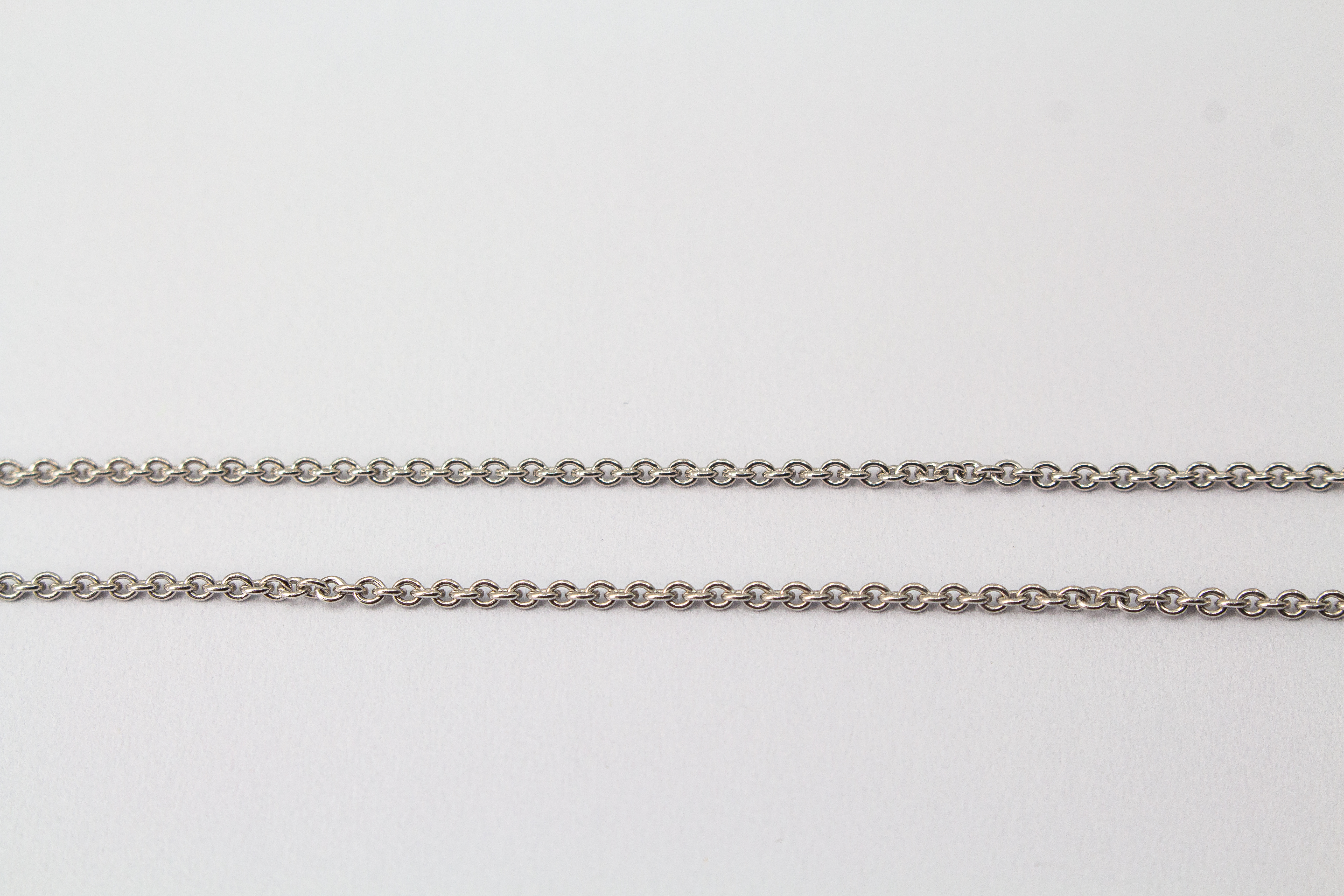 Hochwertiges Collier aus rhodiniertem 925er Sterlingsilber mit drei hängenden Süßwasserzuchtperlen und funkelnden Zirkonia-Zwischenelementen, Schmuckdesign von Regina Kraus