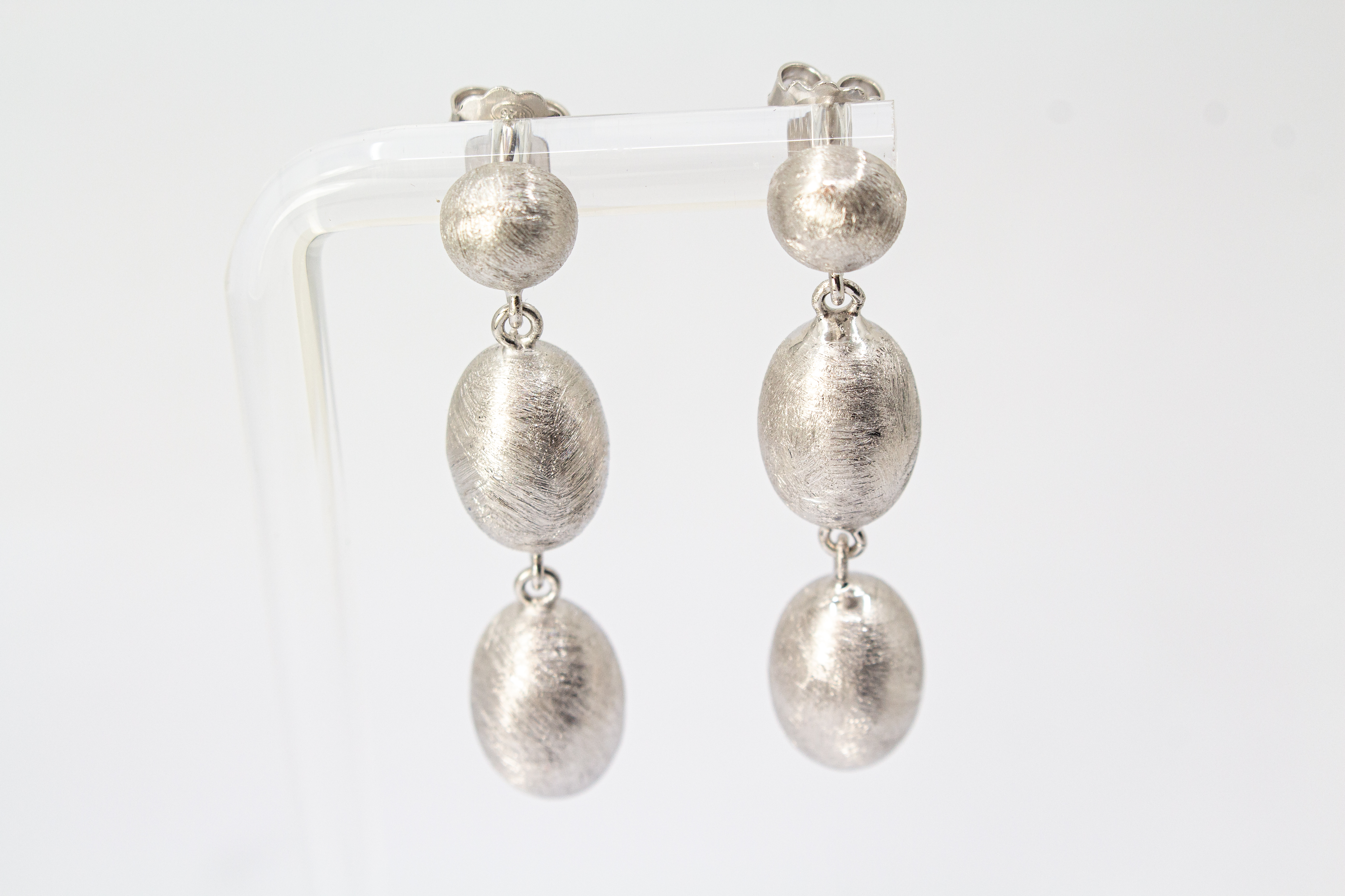 Dreiteilige Design-Ohrhänger aus der italienischen Manufaktur Diva Gioielli, gefertigt aus rhodiniertem 925 Sterling Silber mit fein mattierten, eiförmigen Elementen, erhältlich im Onlineshop der Goldschmiede Regina Kraus.