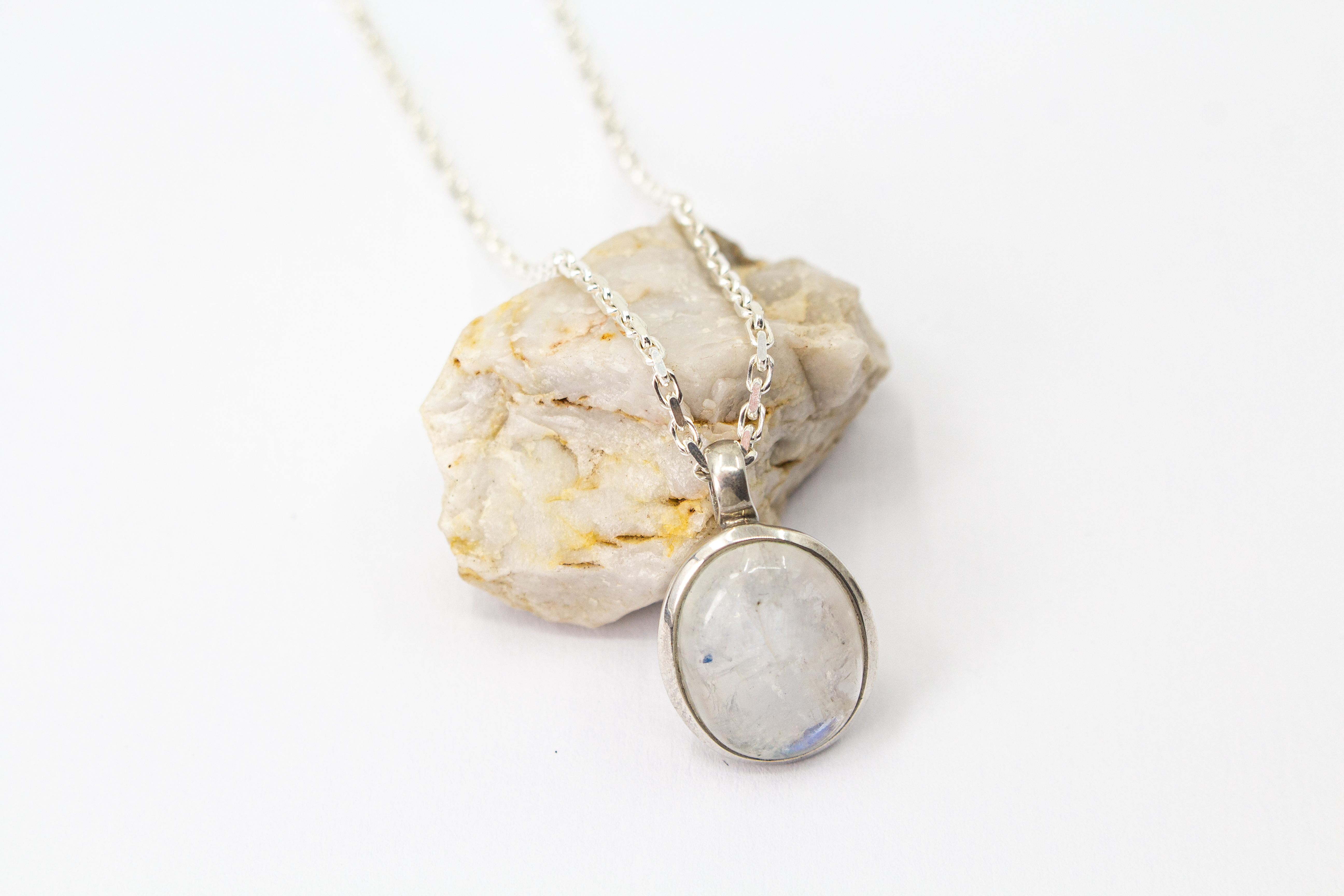 Silberkette „Aura“ – Mit blau schimmerndem Mondstein-Cabochon