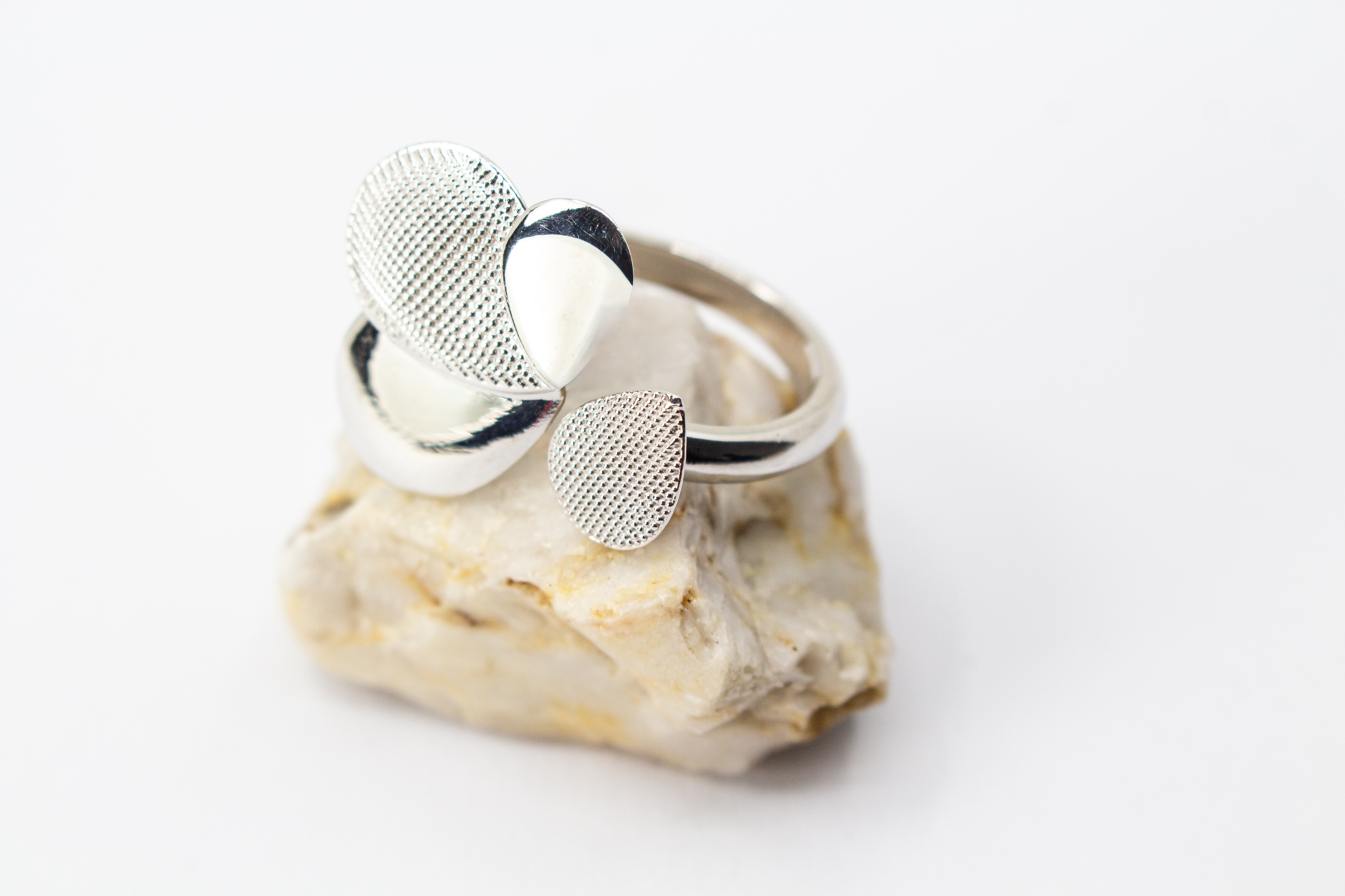 Diva Gioielli Ring Cosmic Drop aus rhodiniertem 925er Sterlingsilber, offener Design-Ring mit polierten und punktierten Elementen in Tropfenform