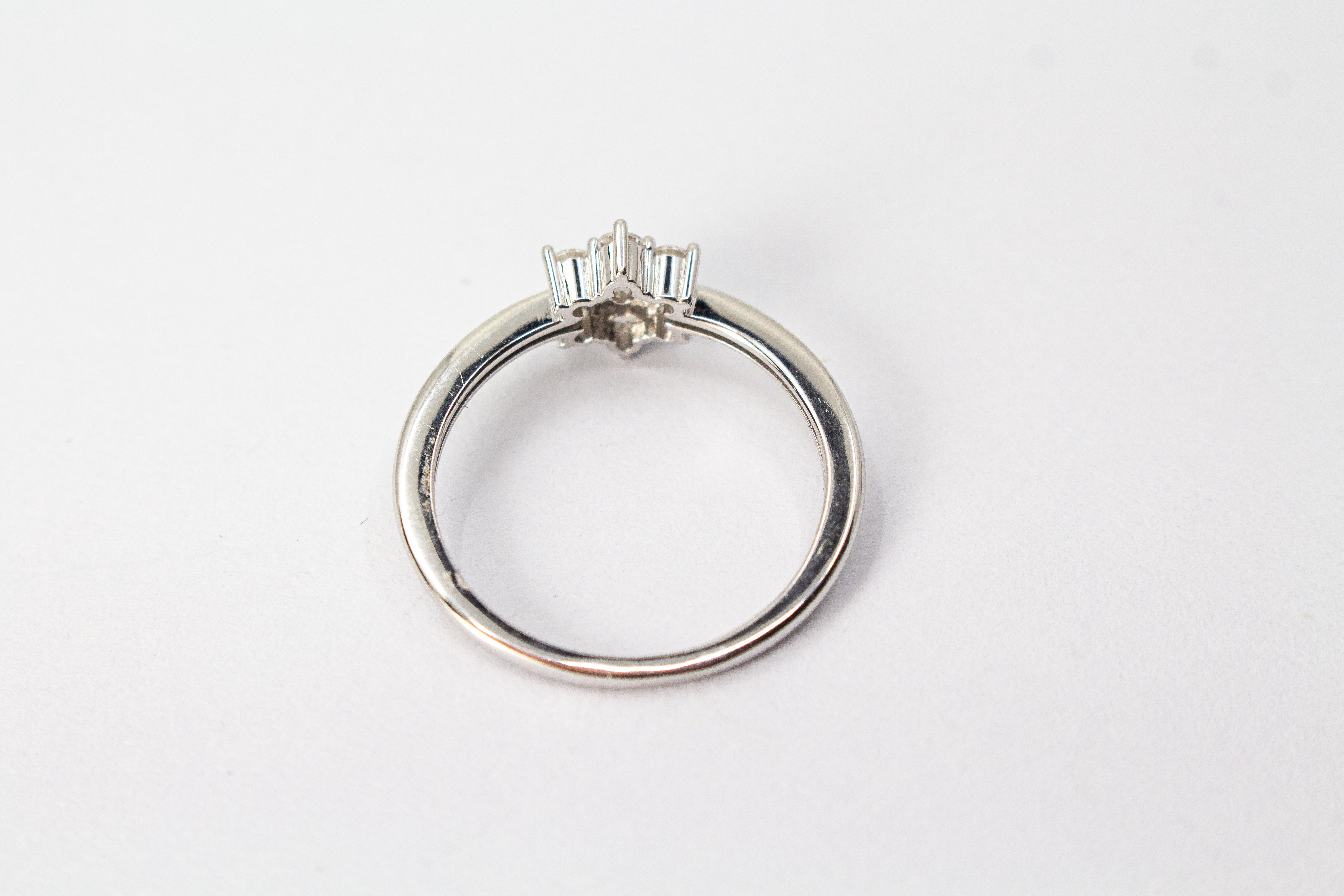 Rhodinierter 925er Sterlingsilber Ring „Schneestern“ mit funkelnden Zirkonia in sternförmiger Anordnung.