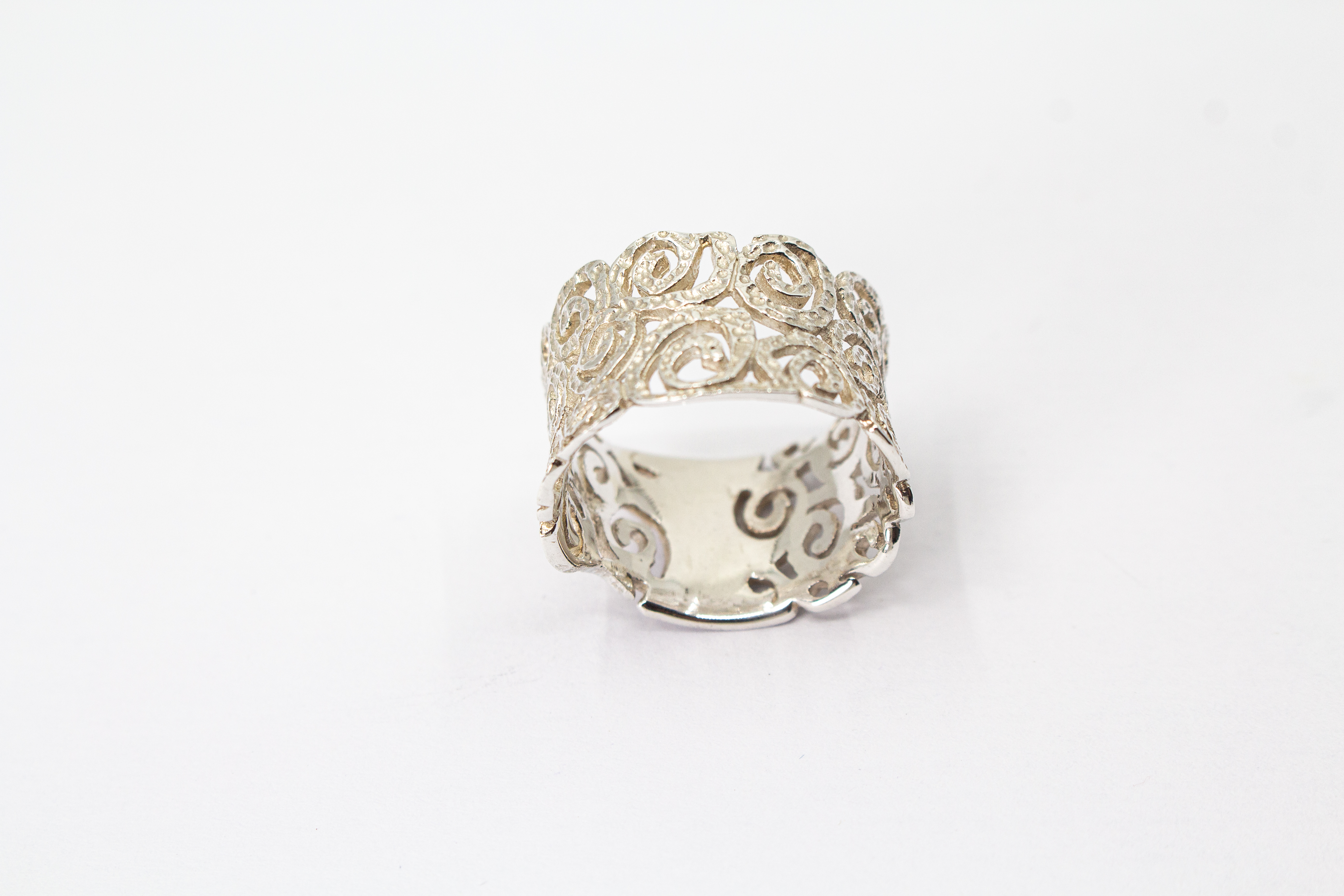 Breiter, filigraner Statement-Ring aus 925 Sterling Silber mit detailliertem Spiral- und Ornament-Muster von der Goldschmiede Regina Kraus