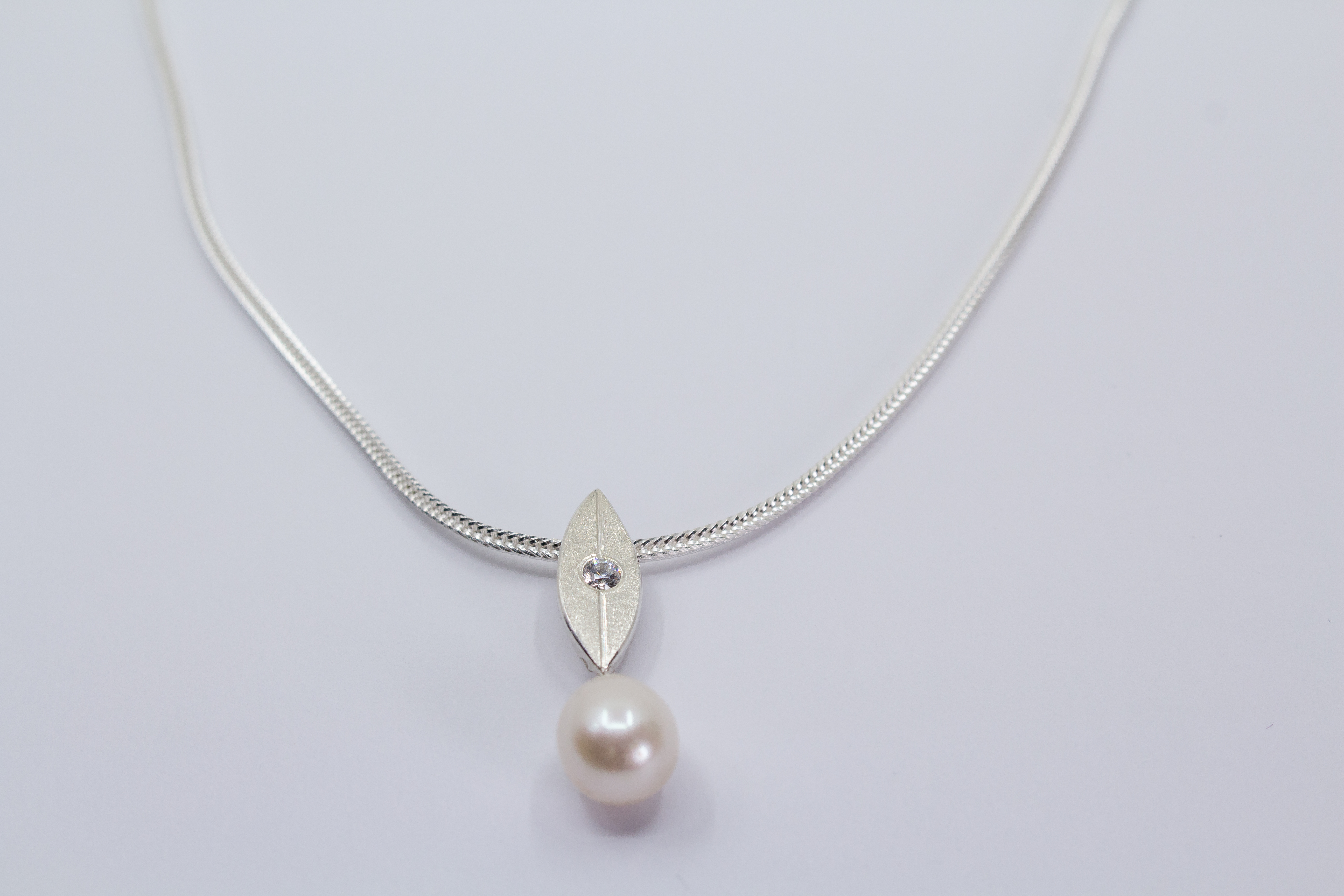 Collier Navette mit Süßwasserzuchtperle Collier Navette mit Süßwasserzuchtperle