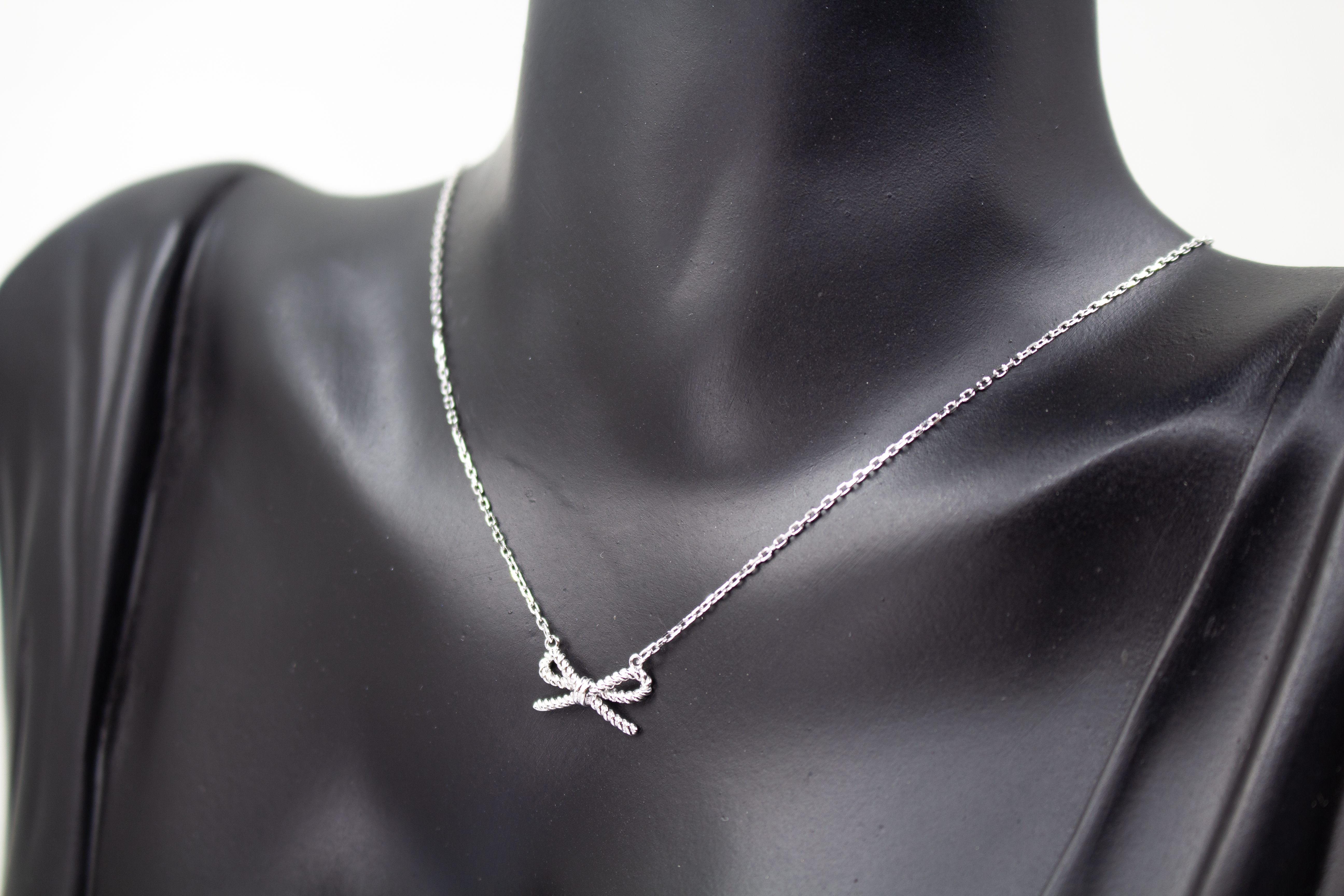 Collier „Schleifenzauber“ aus rhodiniertem 925er Sterlingsilber mit filigranem Schleifenanhänger in zeitlosem Design.