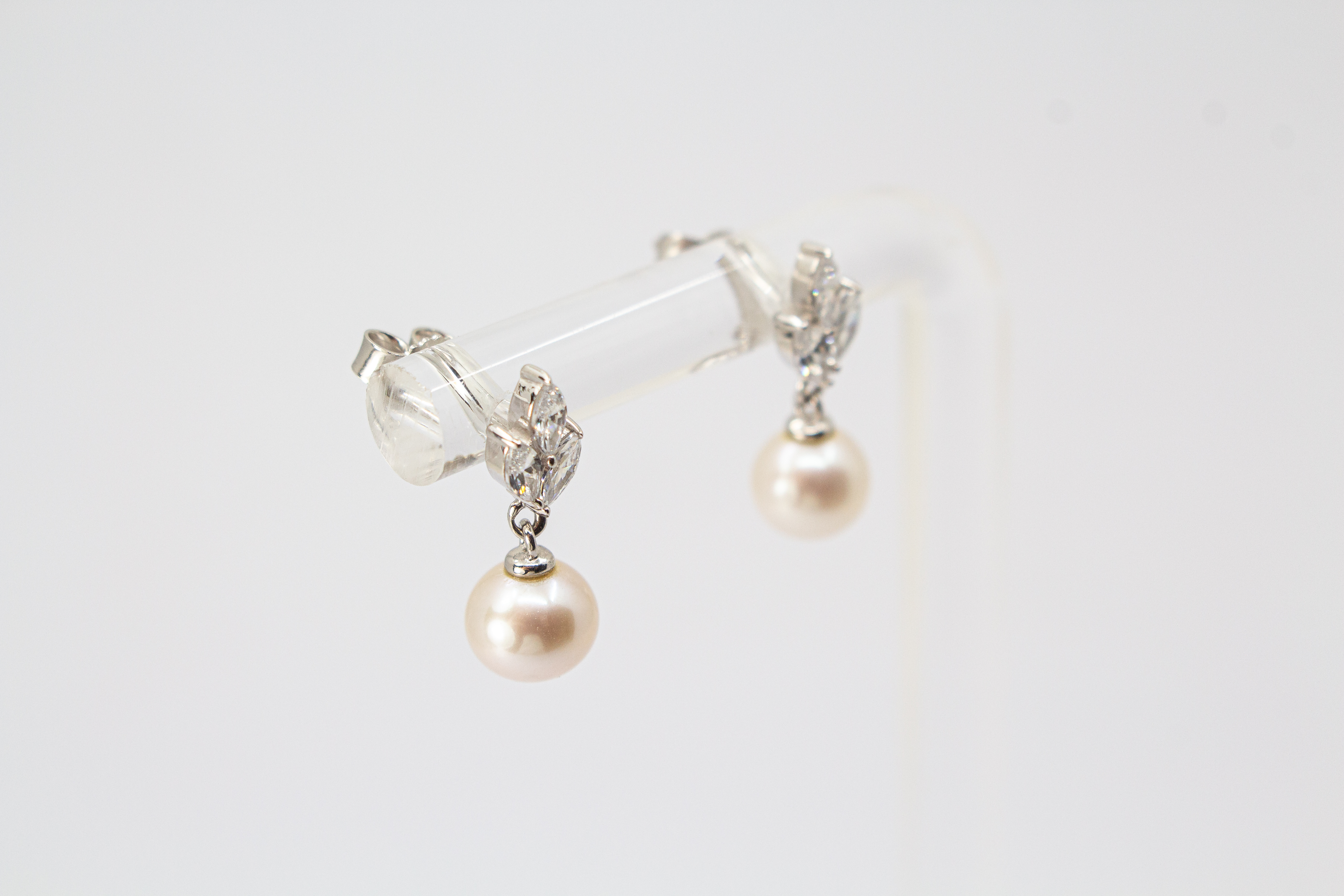 Paar elegante Braut-Ohrstecker „Knospe“ aus 925 Sterling Silber mit funkelnden Zirkonia-Steinen im Marquise-Schliff in Blätterform und frei beweglich angehängten, weißen Perlen