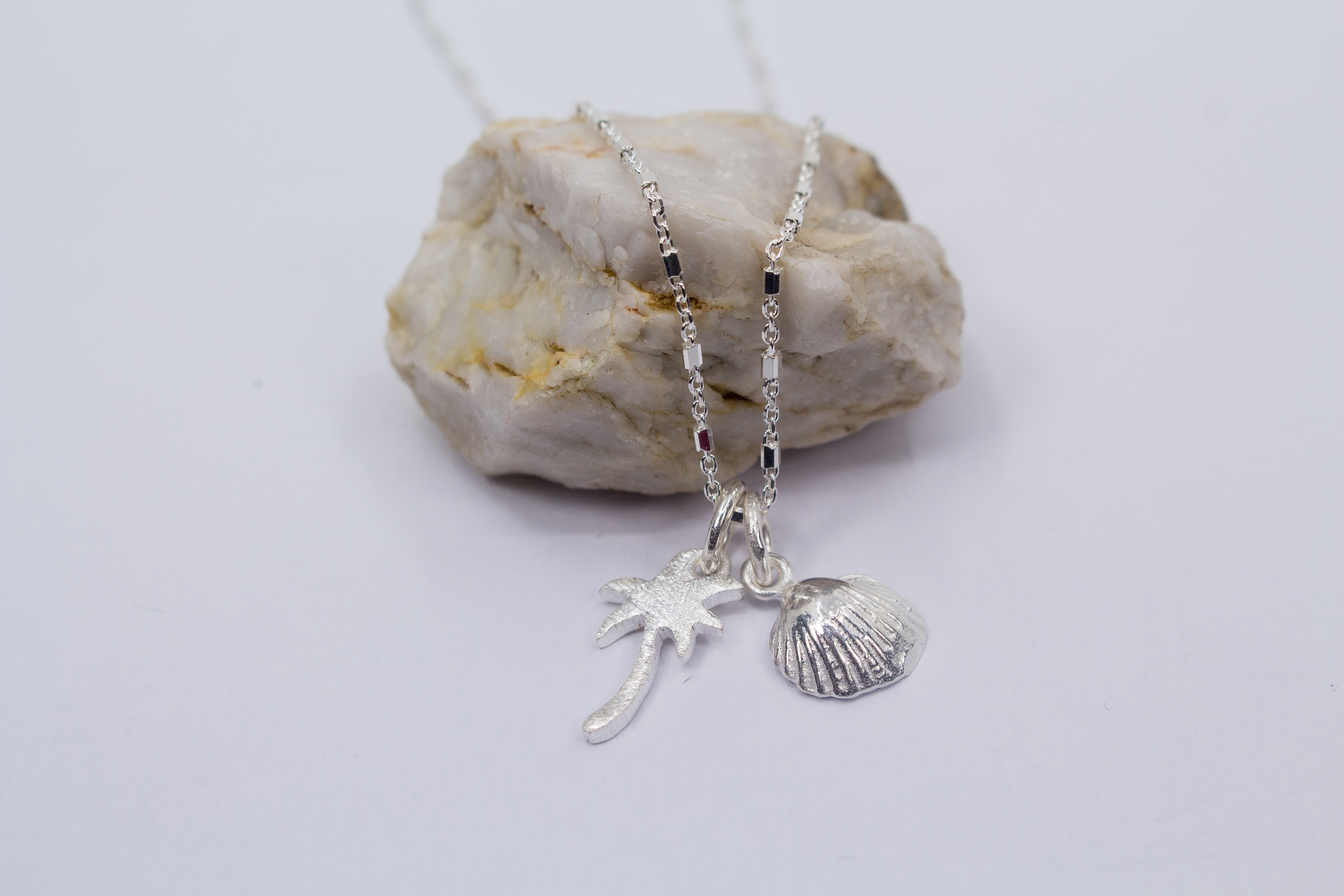 Kette mit Muschelanhänger und Palmenanhänger