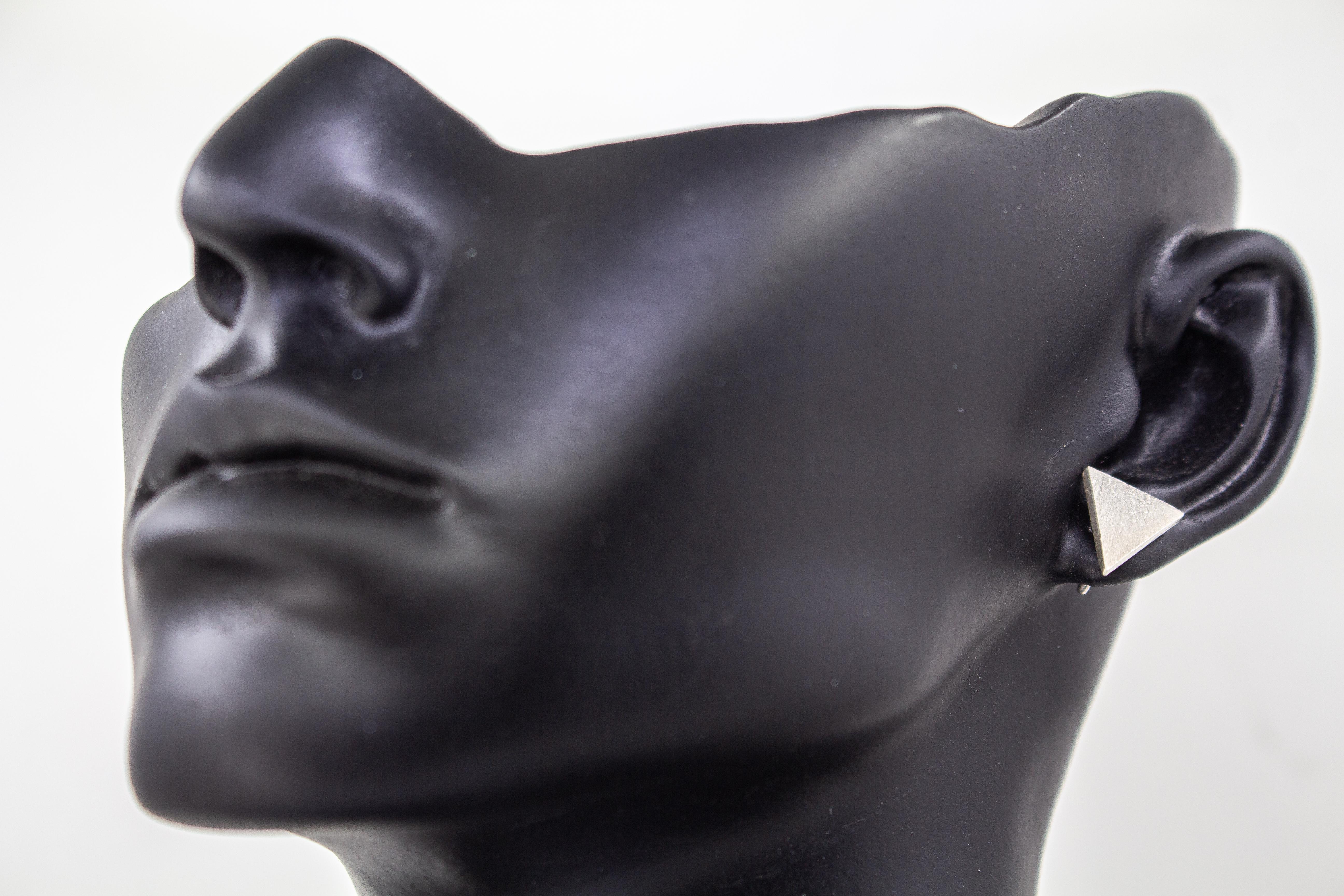Moderne, geometrische Ohrstecker in Dreiecksform aus mattiertem, fein strukturiertem 925 Sterling Silber aus dem Online-Shop der Goldschmiede Regina Kraus.