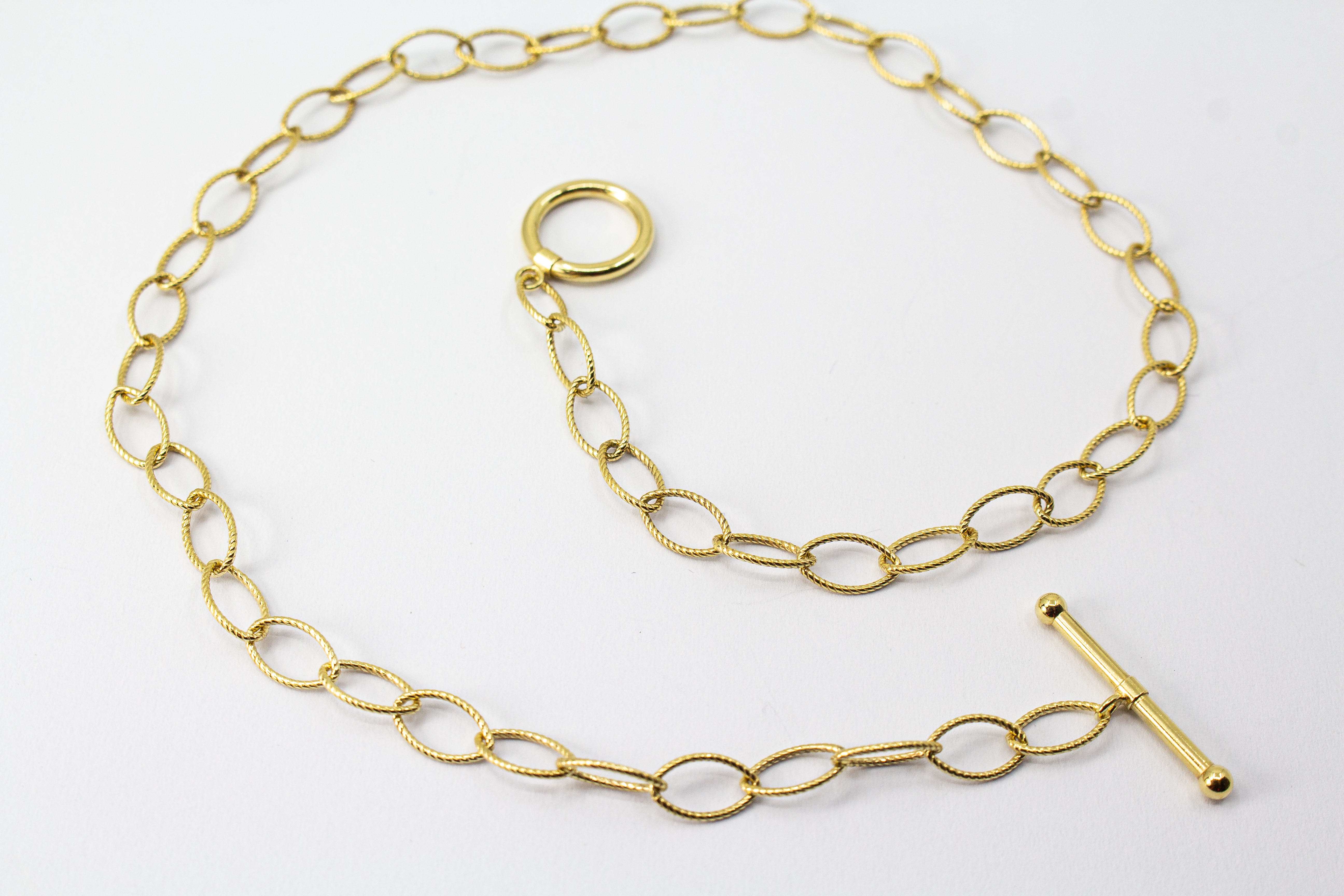 Vergoldete Gliederkette aus 925er Sterlingsilber (20 Mikron) mit markantem T-Verschluss (Knebelverschluss), handgefertigt von Goldschmiede Regina Kraus.