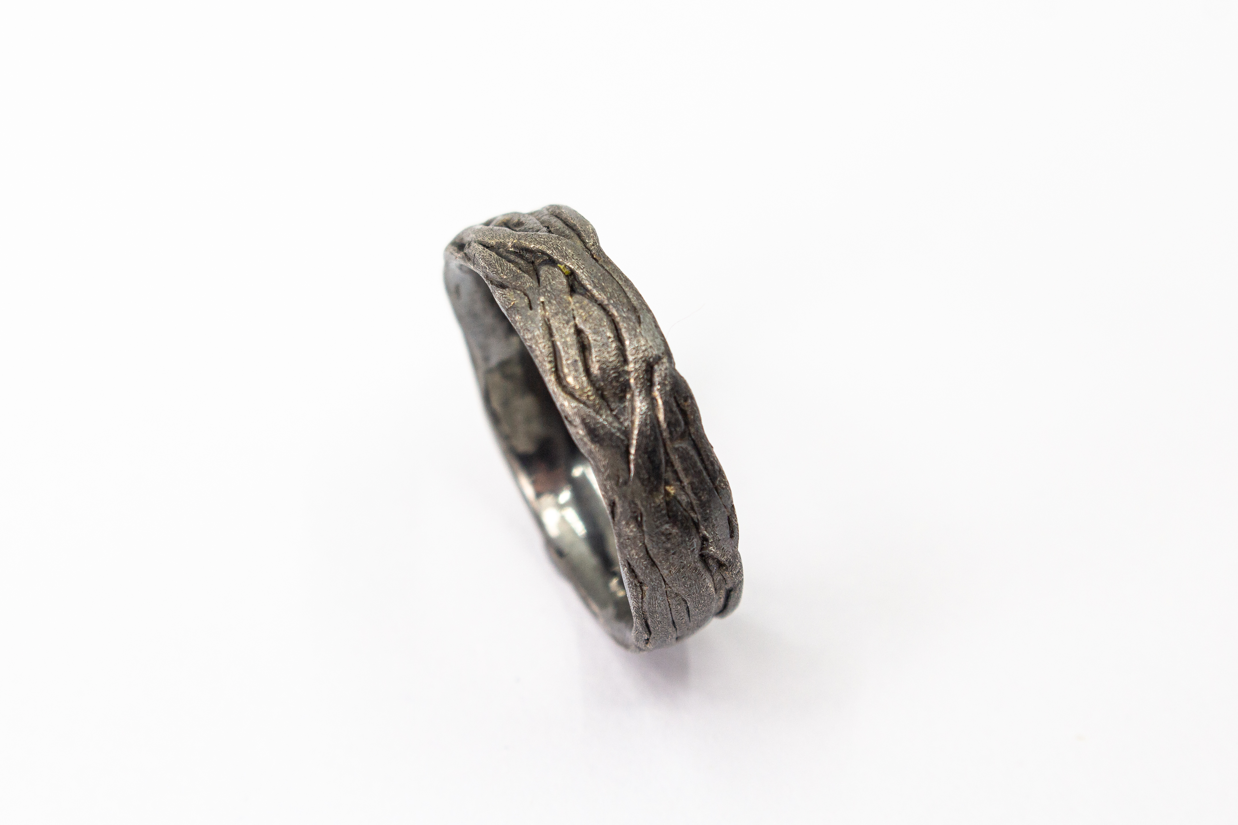 Markanter, strukturierter Bandring aus dunkel geschwärztem und oxidiertem 925 Sterlingsilber mit einer organisch geflochtenen Oberfläche im Ast- oder Rinden-Design aus dem Online-Shop der Goldschmiede Regina Kraus.