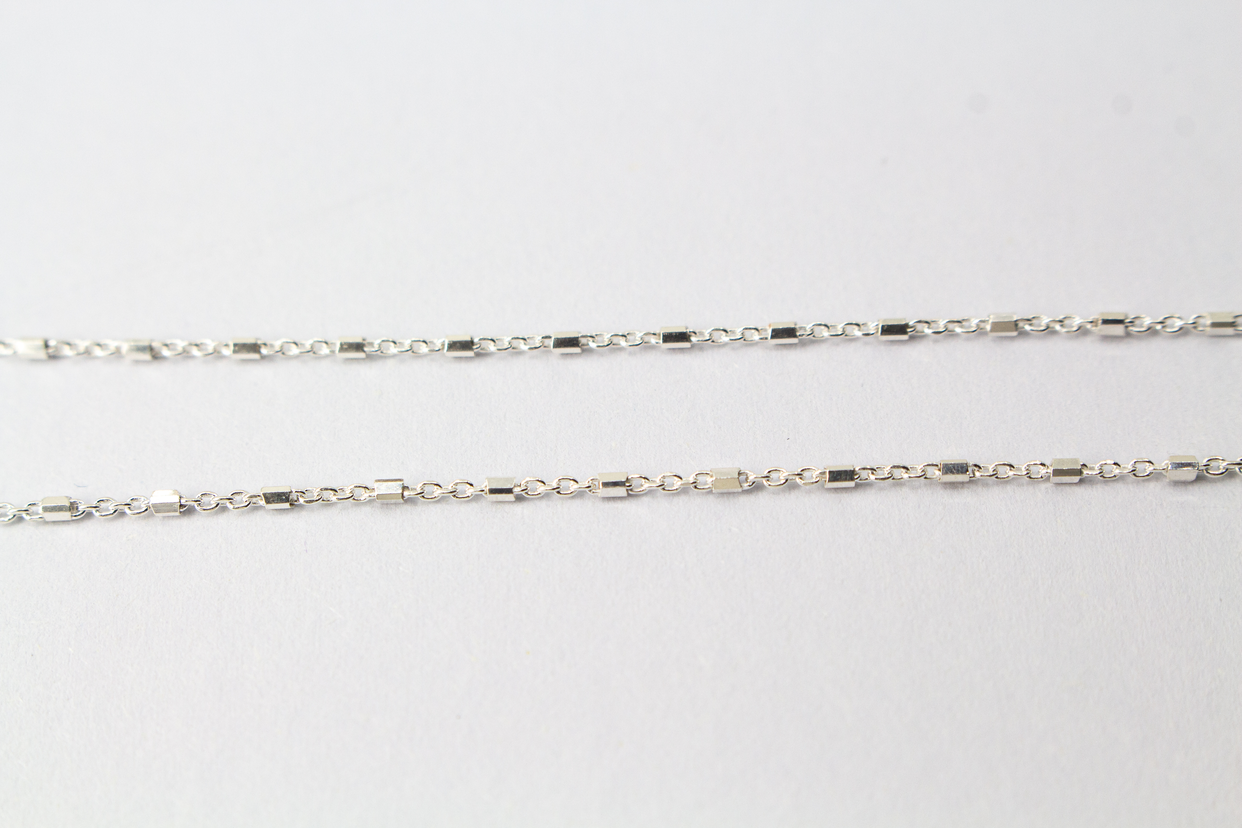 Filigrane Damen-Halskette aus glänzendem 925 Sterling Silber mit kleinen, minimalistischen Stäbchen- und Röhrchen-Elementen