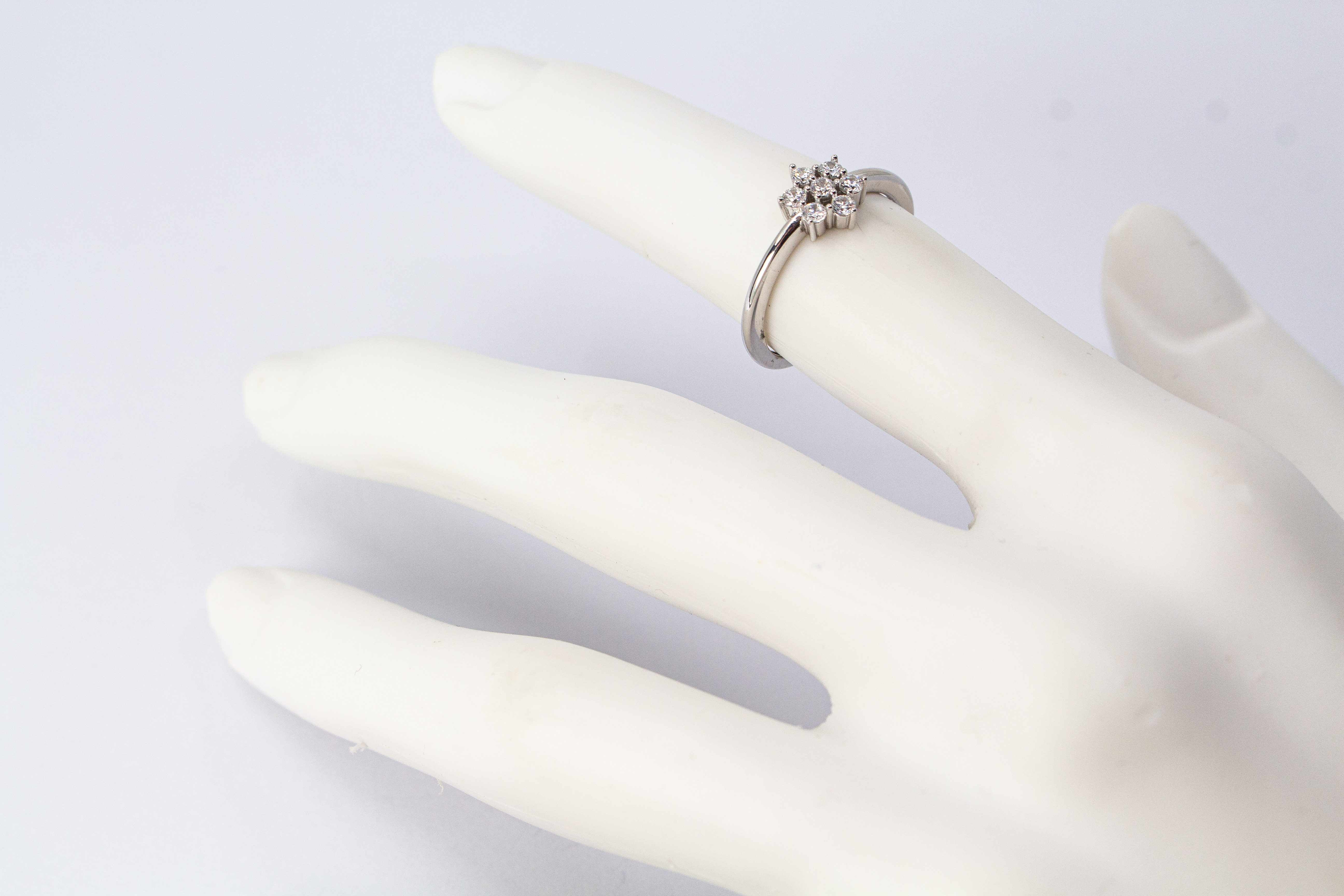 Rhodinierter 925er Sterlingsilber Ring „Schneestern“ mit funkelnden Zirkonia in sternförmiger Anordnung.