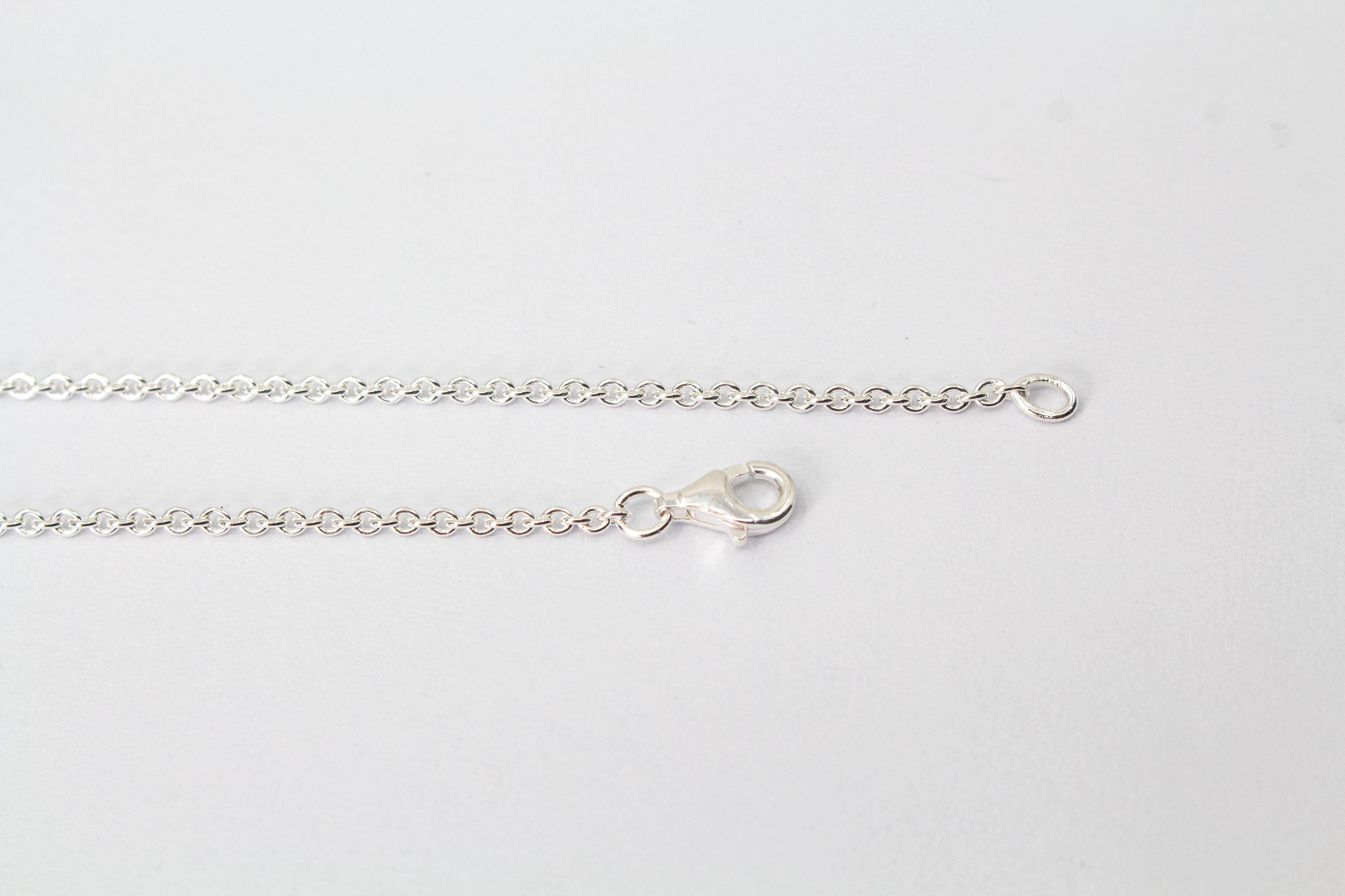 Collier Vollmond – Silberkette mit runder Strukturscheibe und Süßwasserperle