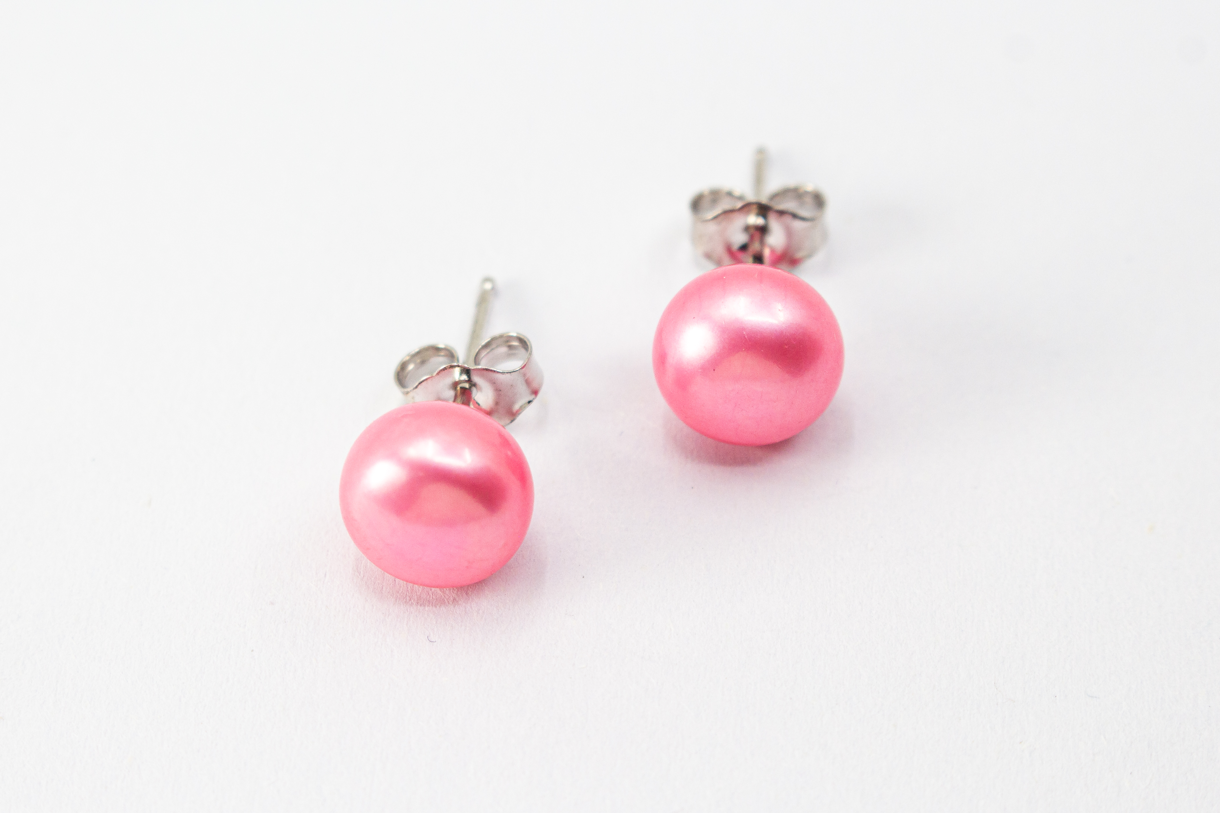 925er Sterlingsilber Ohrstecker mit schimmernder pinker Süßwasserzuchtperle in klassischem, zeitlosem Design.