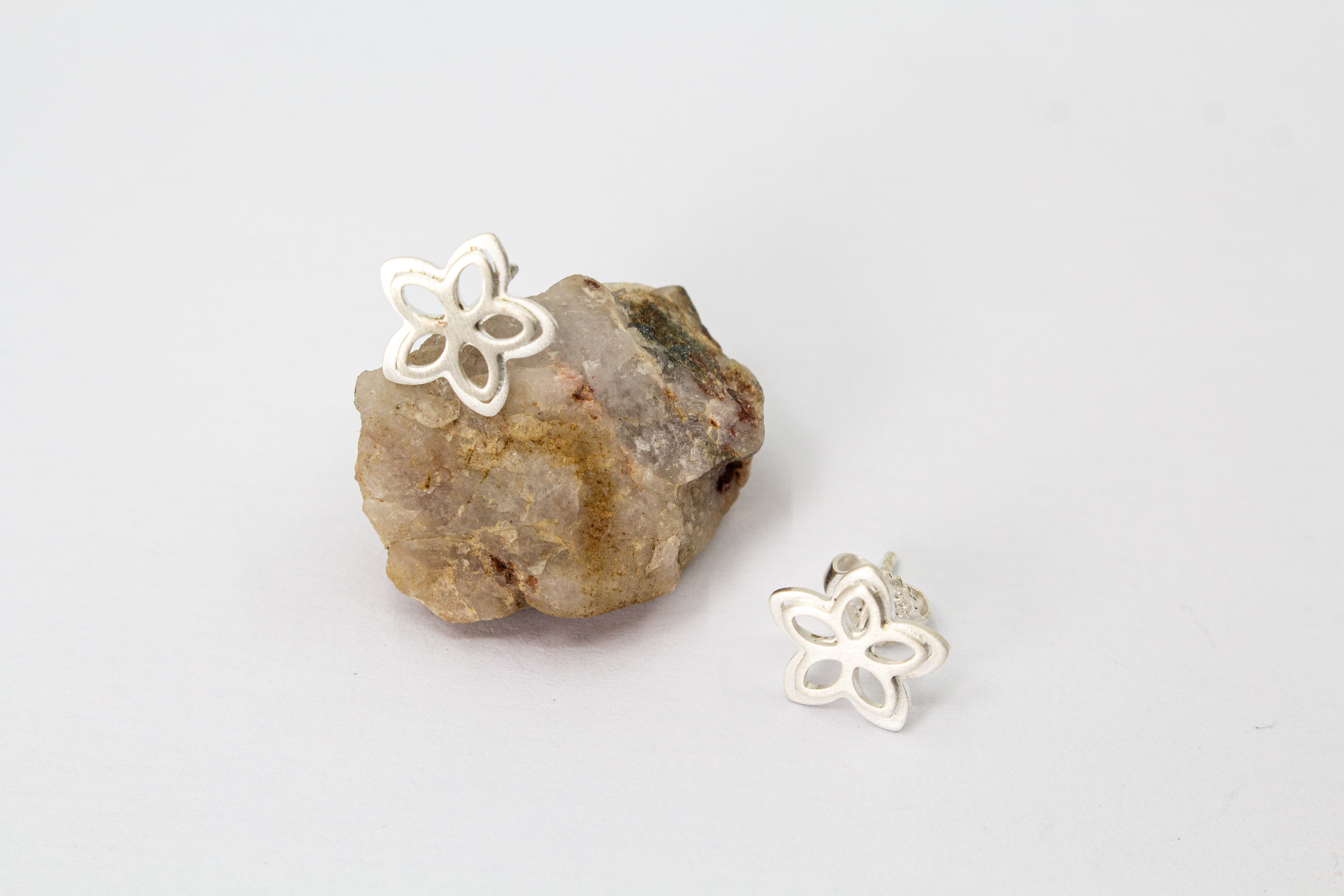 Ohrstecker „Rosalie“: Filigrane Blumen-Ohrringe aus mattem 925er Silber