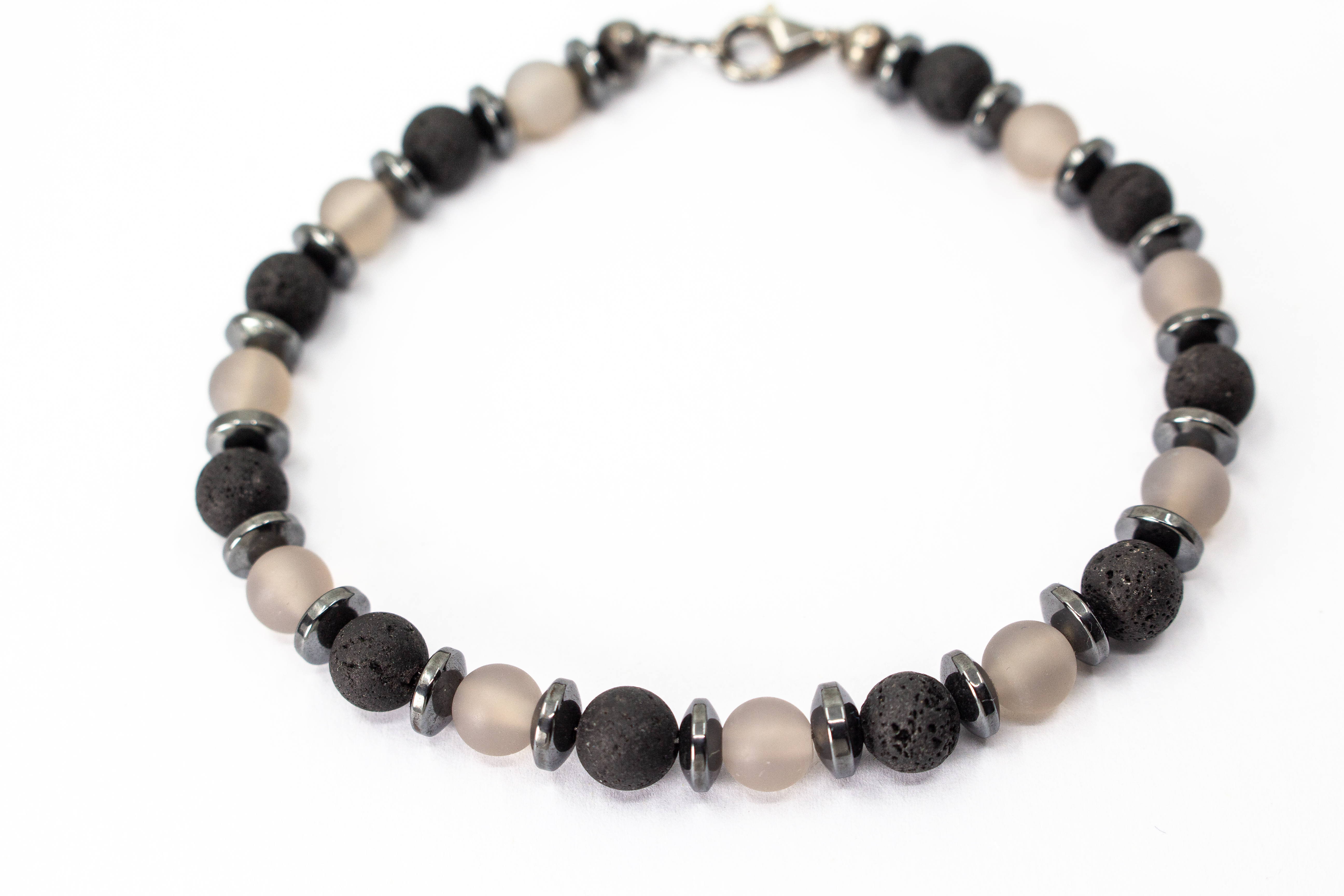 Herrenarmband „Erdstille“ aus mattem Achat, Lavastein und Hämatit mit geschwärztem Karabiner aus 925er Sterlingsilber.