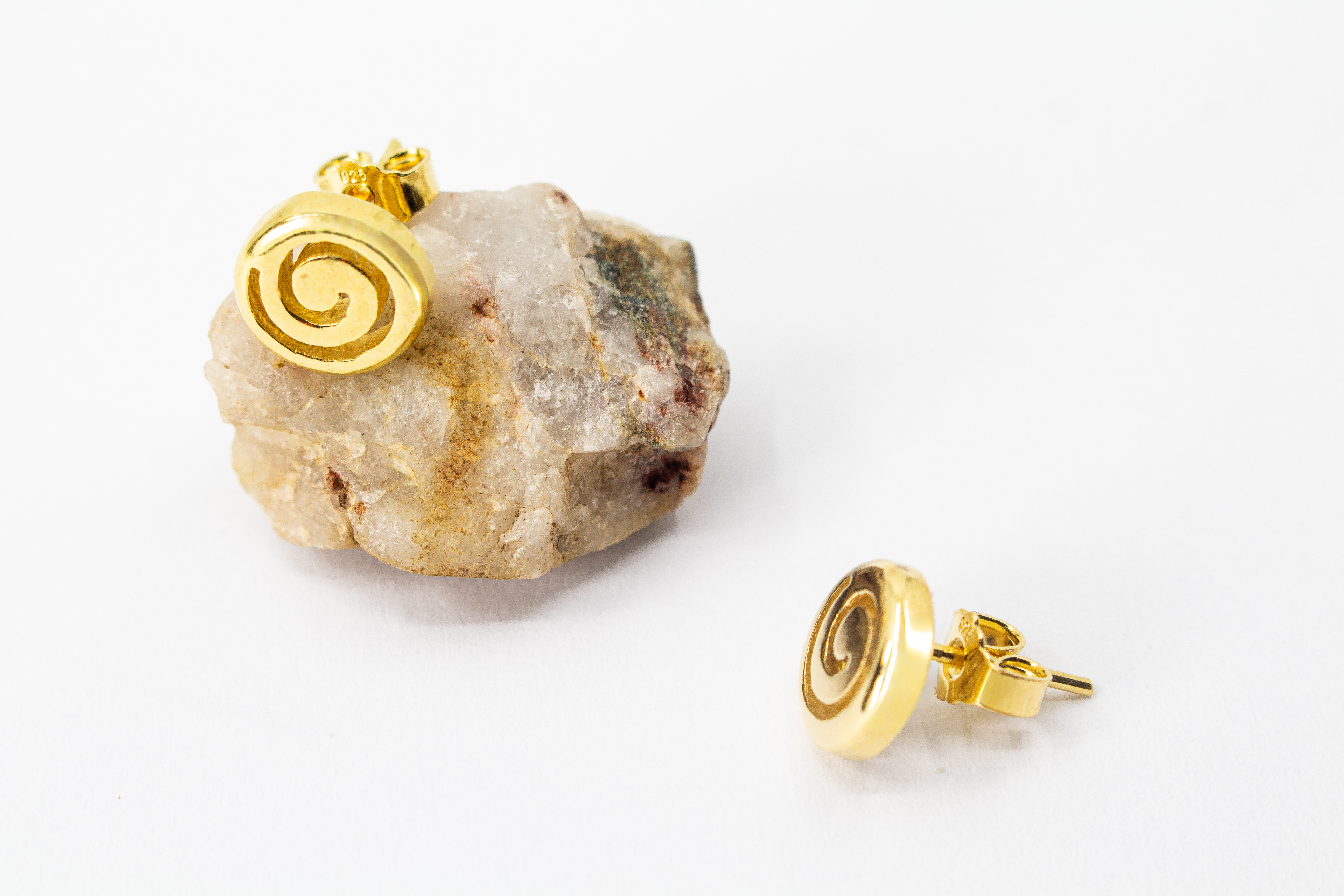 Schneckenförmige Ohrstecker kaufen - vergoldete Ohrstecke kaufen