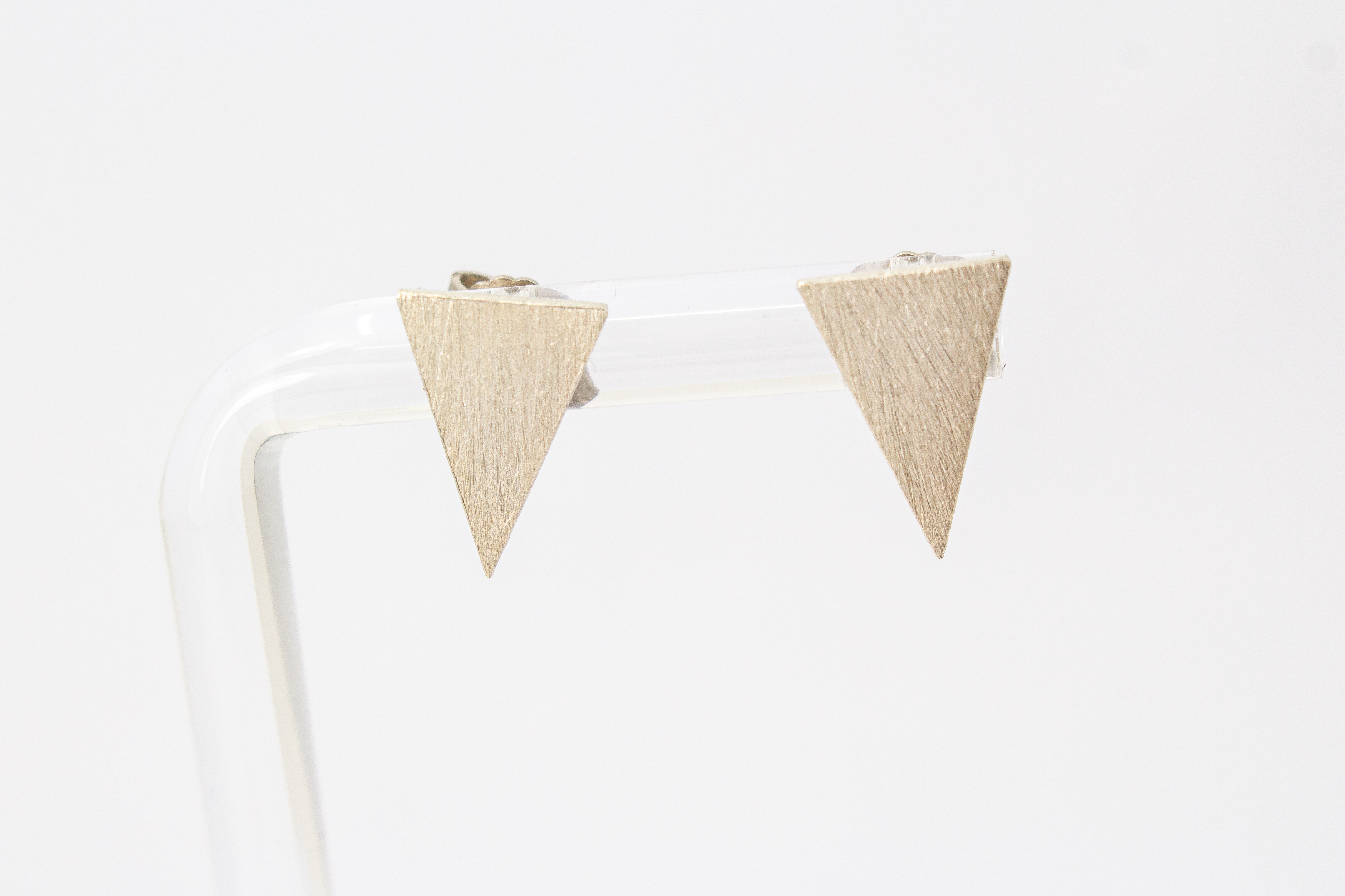 Moderne, geometrische Ohrstecker in Dreiecksform aus mattiertem, fein strukturiertem 925 Sterling Silber aus dem Online-Shop der Goldschmiede Regina Kraus.