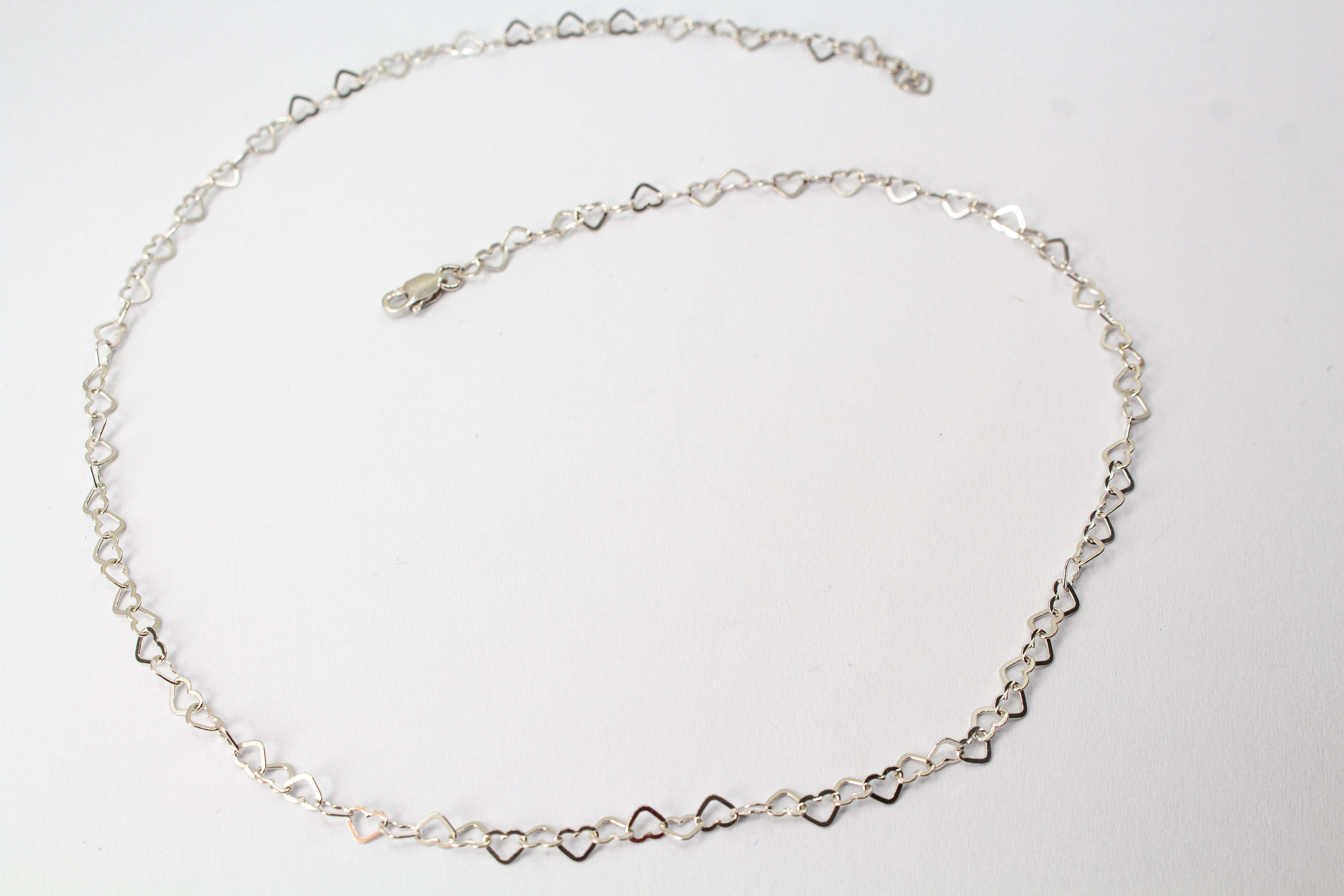 Zarte Gliederkette der Goldschmiede Regina Kraus aus 925er Sterlingsilber, bestehend aus einer Kette kleiner, aneinandergereihter Herzformen