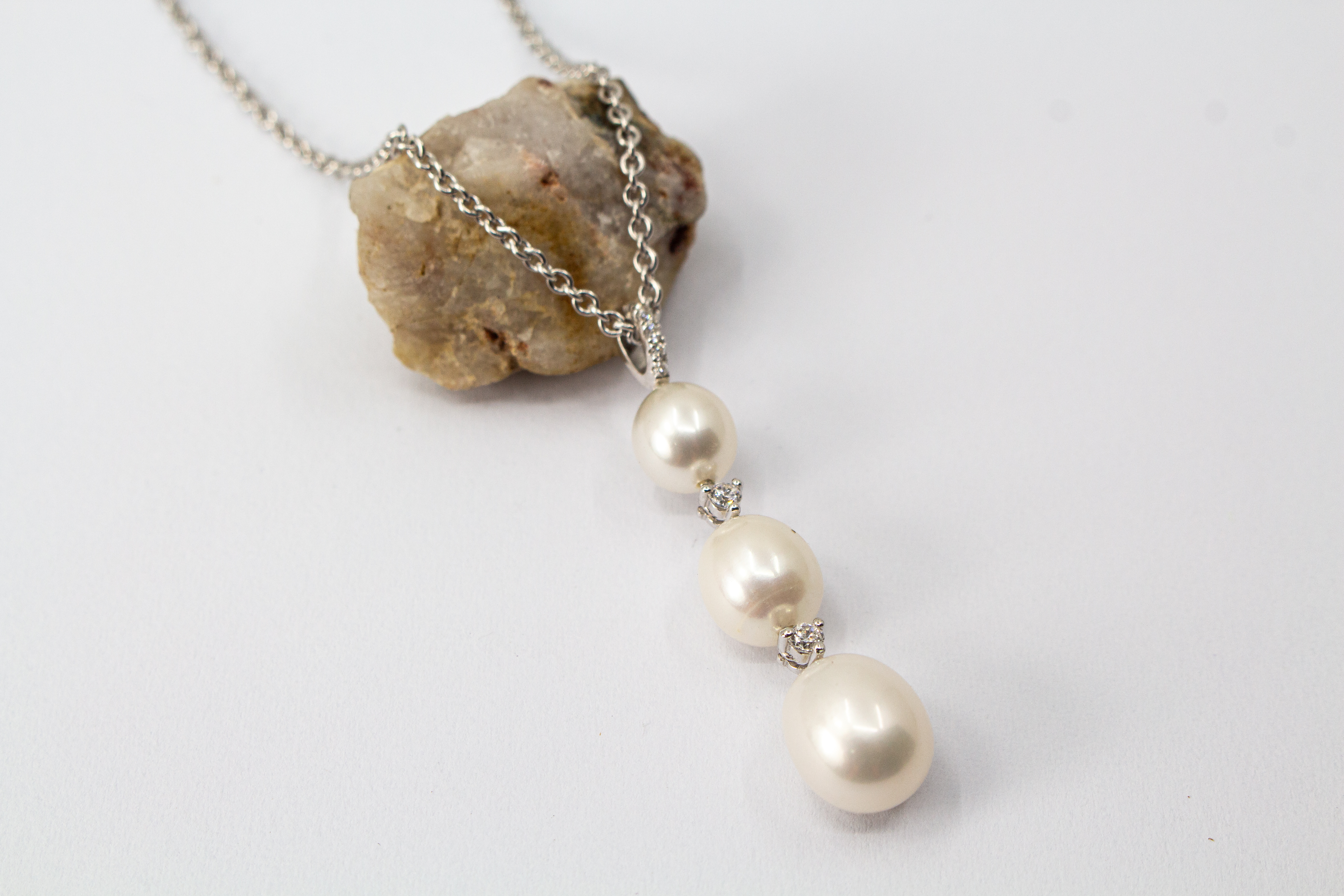 Hochwertiges Collier aus rhodiniertem 925er Sterlingsilber mit drei hängenden Süßwasserzuchtperlen und funkelnden Zirkonia-Zwischenelementen, Schmuckdesign von Regina Kraus