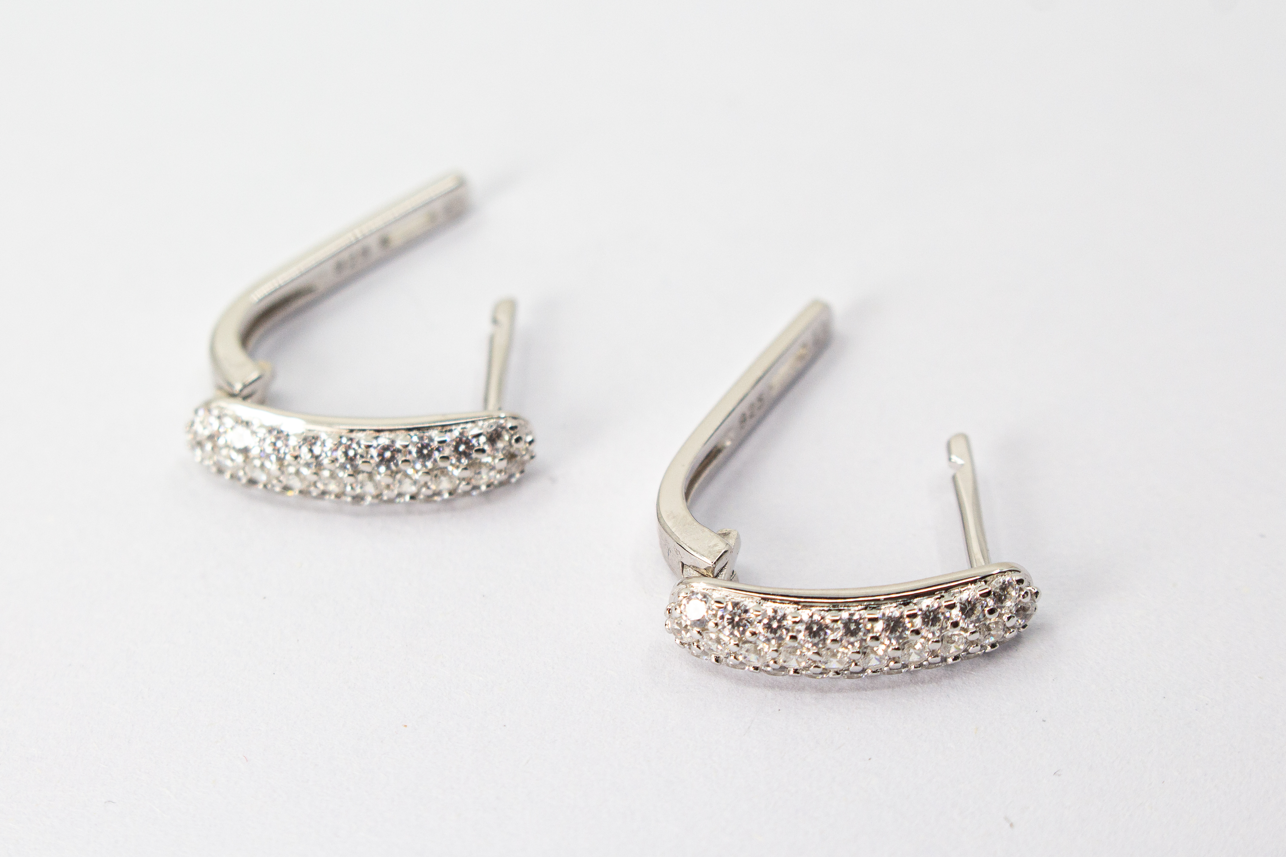 Creolen „Silberlicht“ aus rhodiniertem 925er Sterlingsilber mit funkelnden weißen Zirkonia in eleganter Pavé-Fassung.
