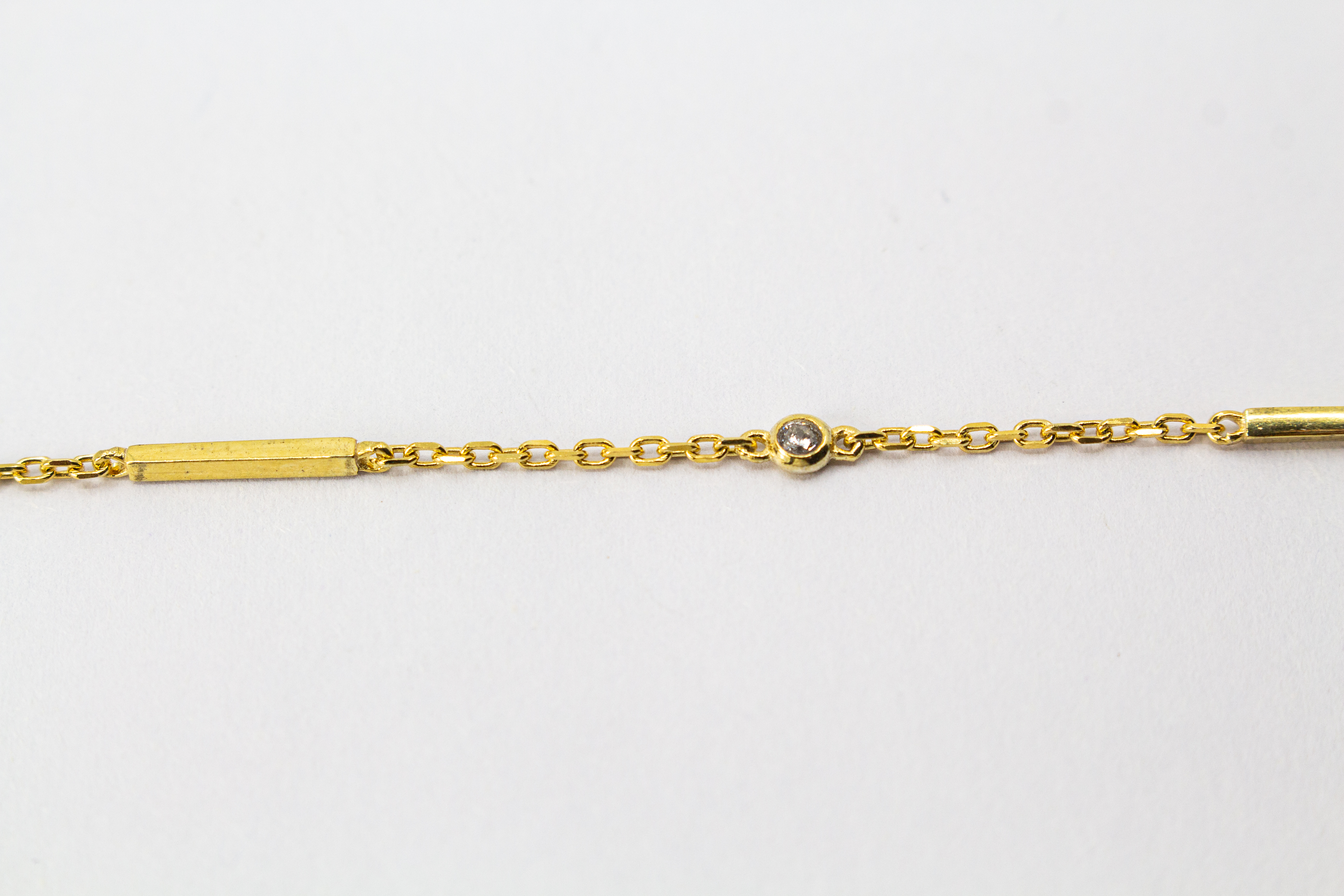 Filigranes, vergoldetes Damen-Armkettchen aus 925 Sterling Silber mit kleinen, rund gefassten Zirkonia-Steinen und glatten, minimalistischen Stäbchen-Elementen