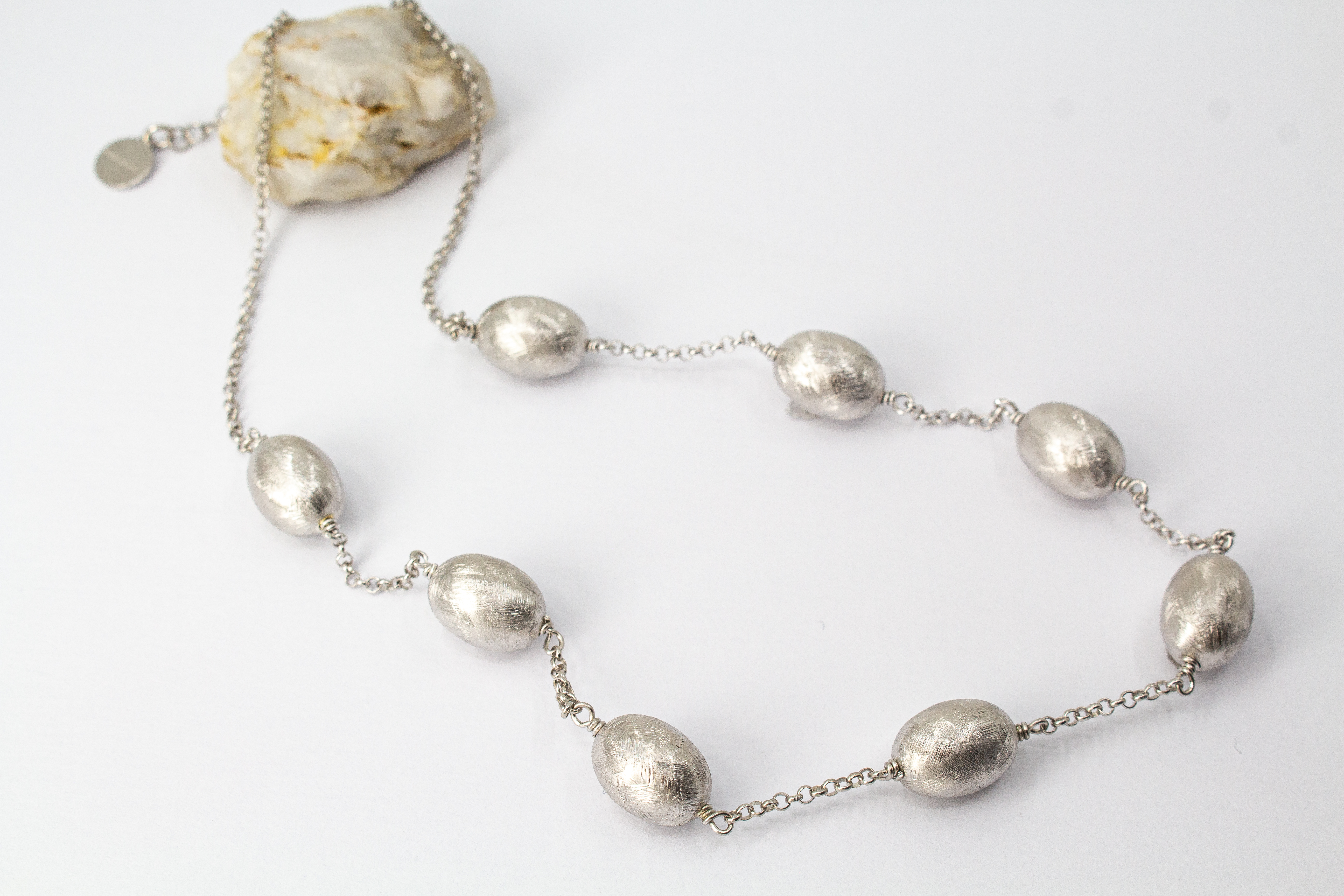 Eismattes Collier aus rhodiniertem 925er Sterlingsilber von Diva Gioielli mit ovalen, strukturierten Schmuckelementen an einer feinen Silberkette