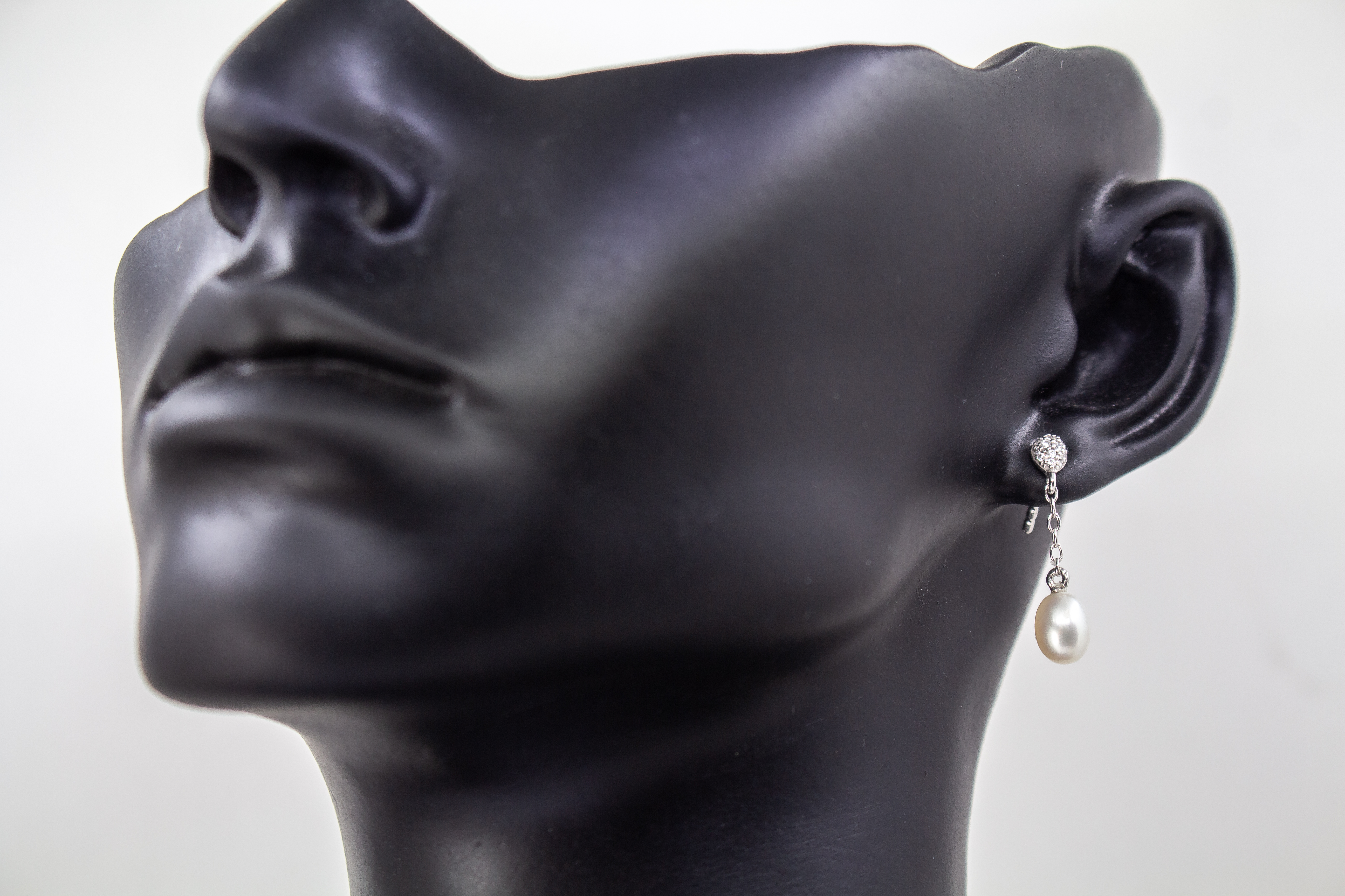 Mondschein-Duo Ohrstecker von Regina Kraus: Zweiteiliger Ohrschmuck aus rhodiniertem 925er Sterlingsilber mit weißer Süßwasserzuchtperle und funkelnden Zirkonia-Anhängern