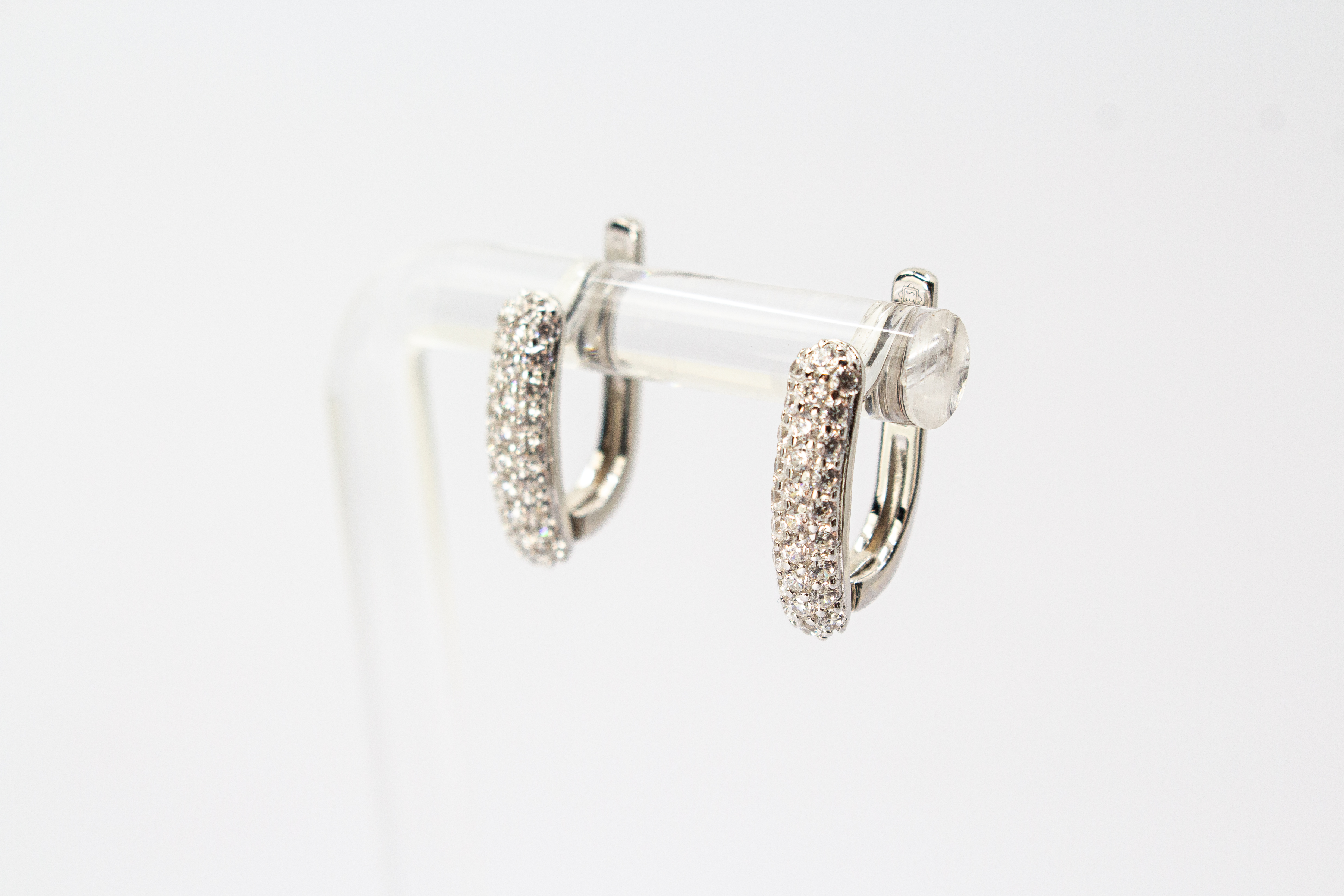 Creolen „Silberlicht“ aus rhodiniertem 925er Sterlingsilber mit funkelnden weißen Zirkonia in eleganter Pavé-Fassung.