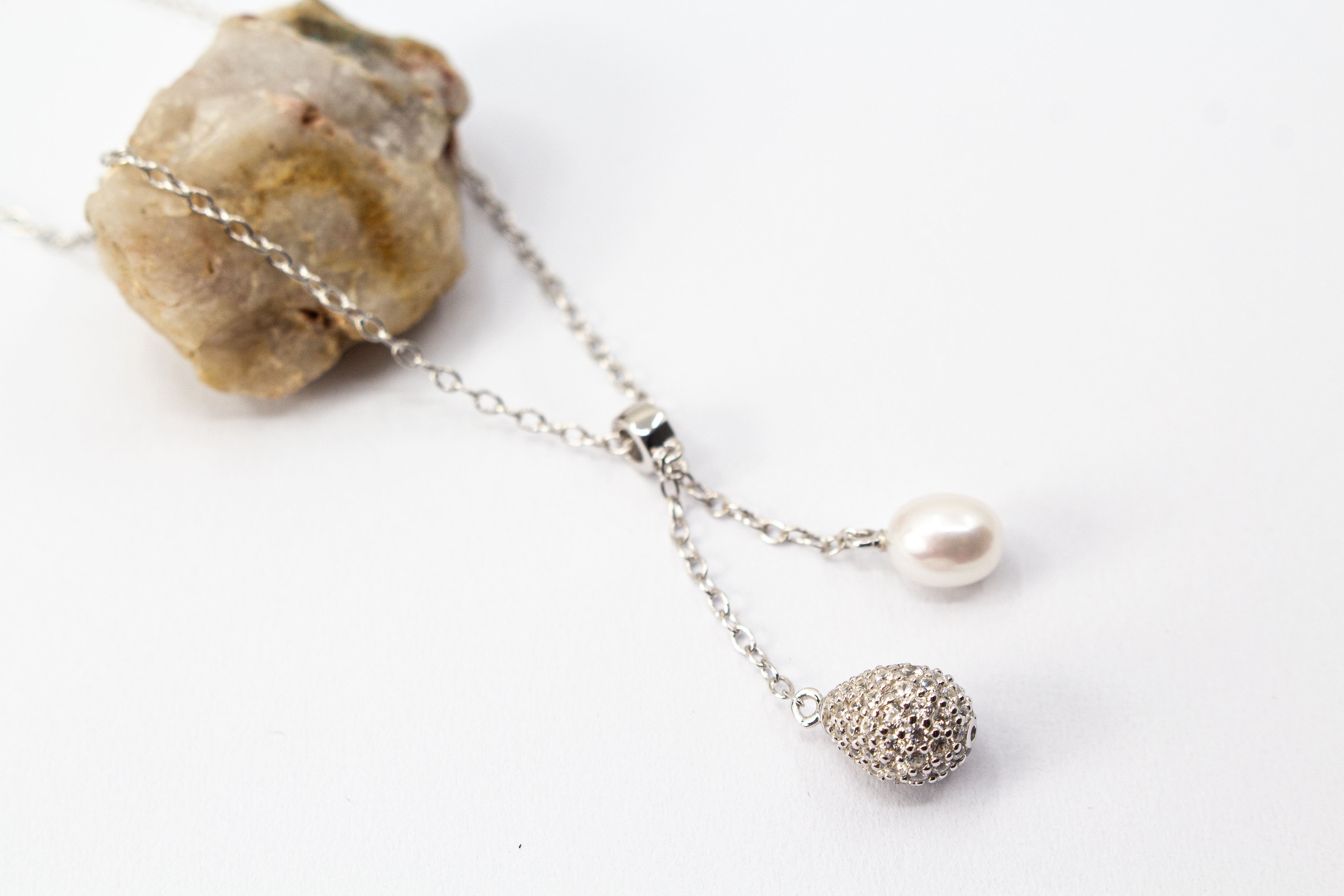Kette aus rhodiniertem 925er Sterlingsilber mit einer weißen Süßwasserzuchtperle und einem funkelnden Zirkonia-Tropfen
