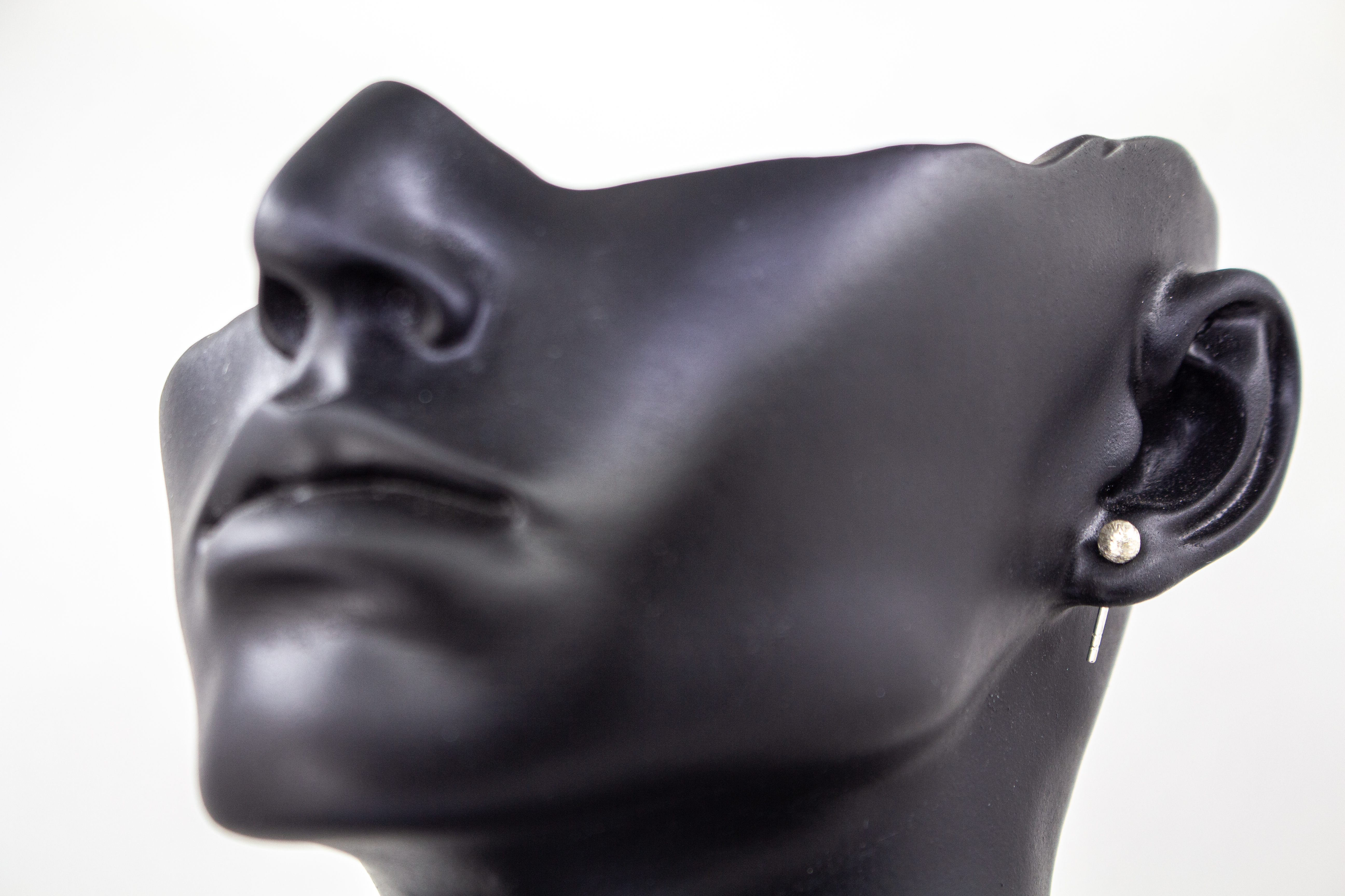 Klassische Kugel-Ohrstecker aus Silber mit mattierter, strukturierter Oberfläche im Onlineshop von Goldschmiede Regina Kraus.