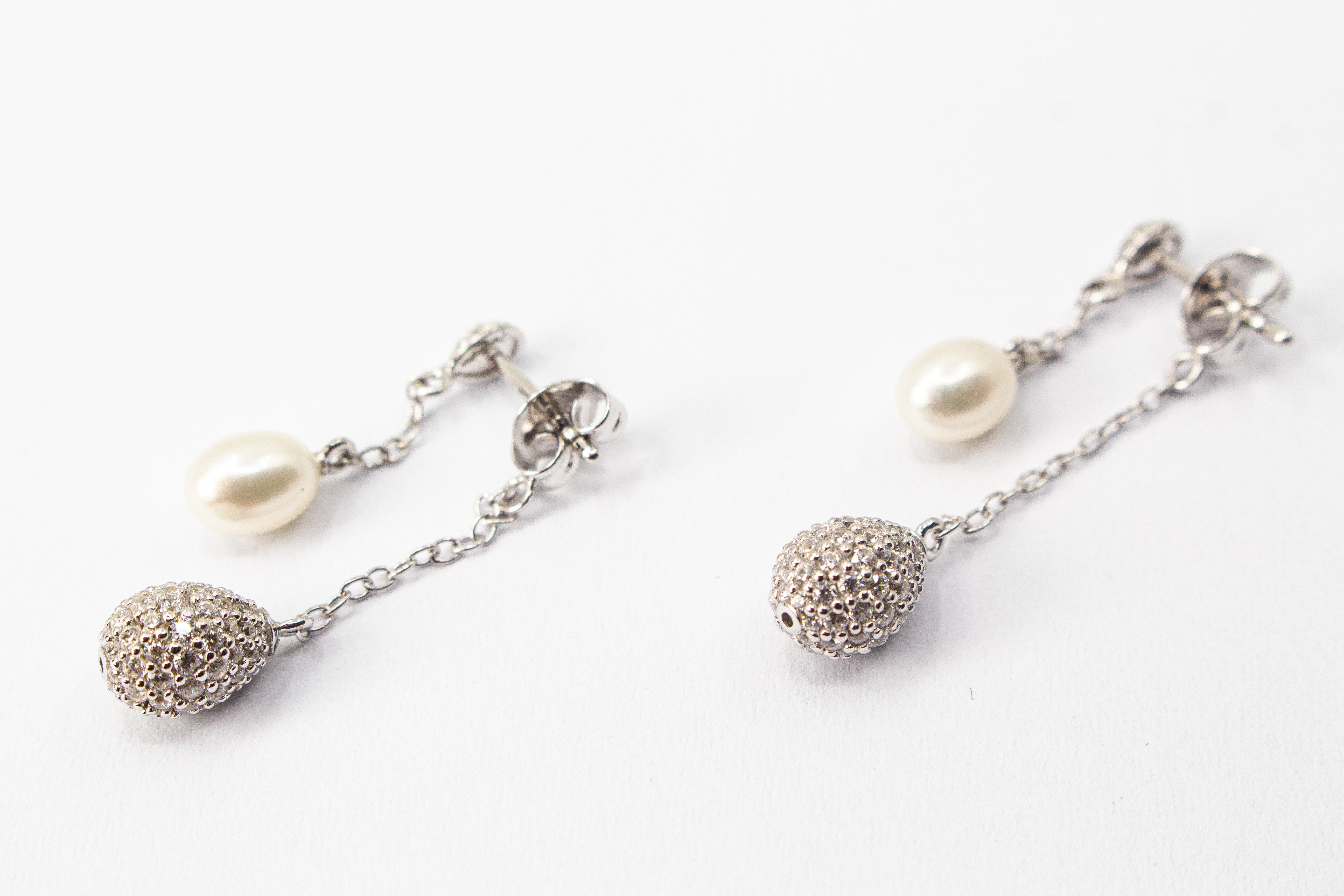 Mondschein-Duo Ohrstecker von Regina Kraus: Zweiteiliger Ohrschmuck aus rhodiniertem 925er Sterlingsilber mit weißer Süßwasserzuchtperle und funkelnden Zirkonia-Anhängern